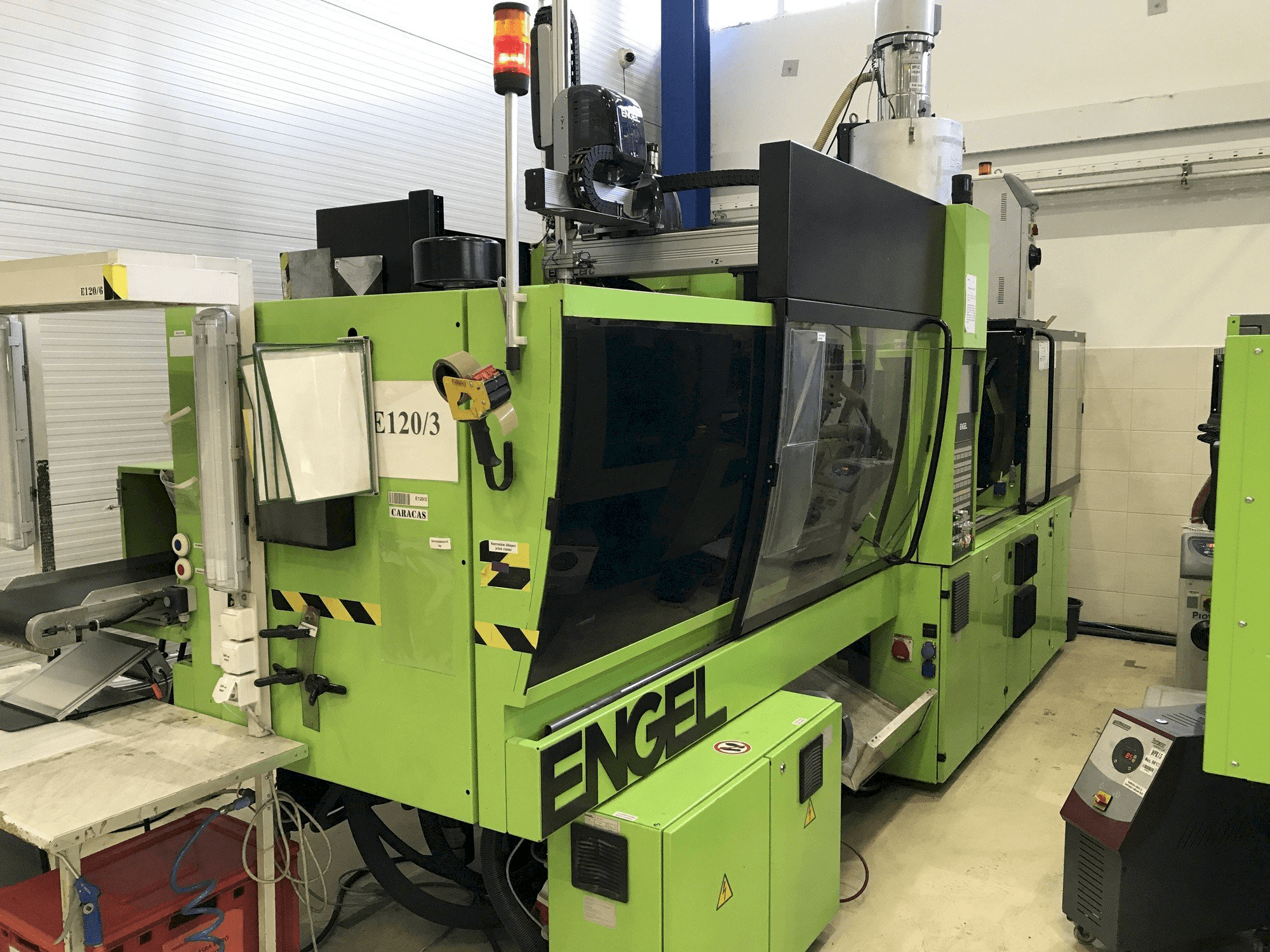 Vista frontale della macchina ENGEL VC 310/120 Electric