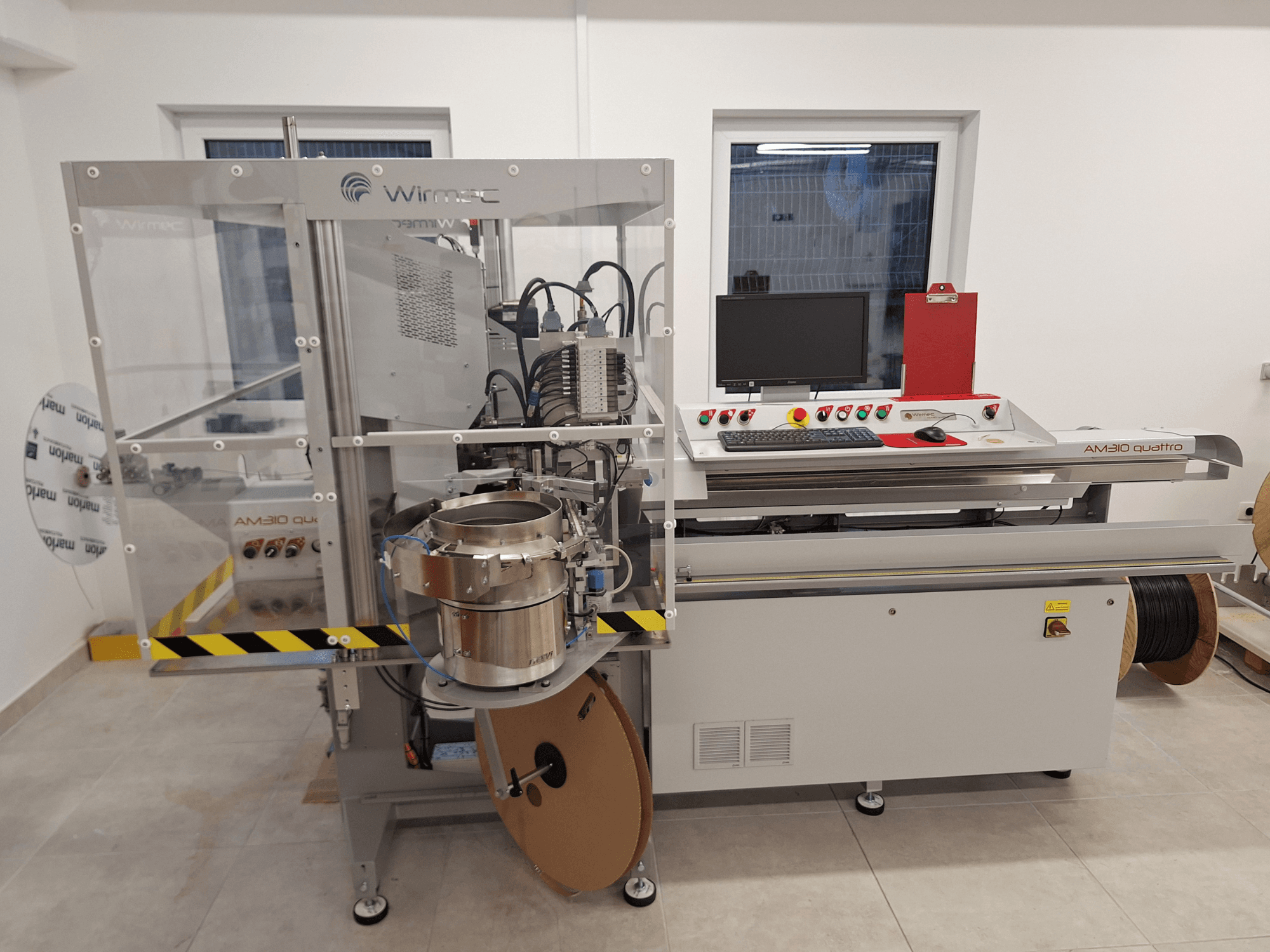 Macchina utensile WIRMEC AM310-117, vista frontale, con pannello di controllo, computer e componenti in acciaio inox, collocata in un'area di lavoro.