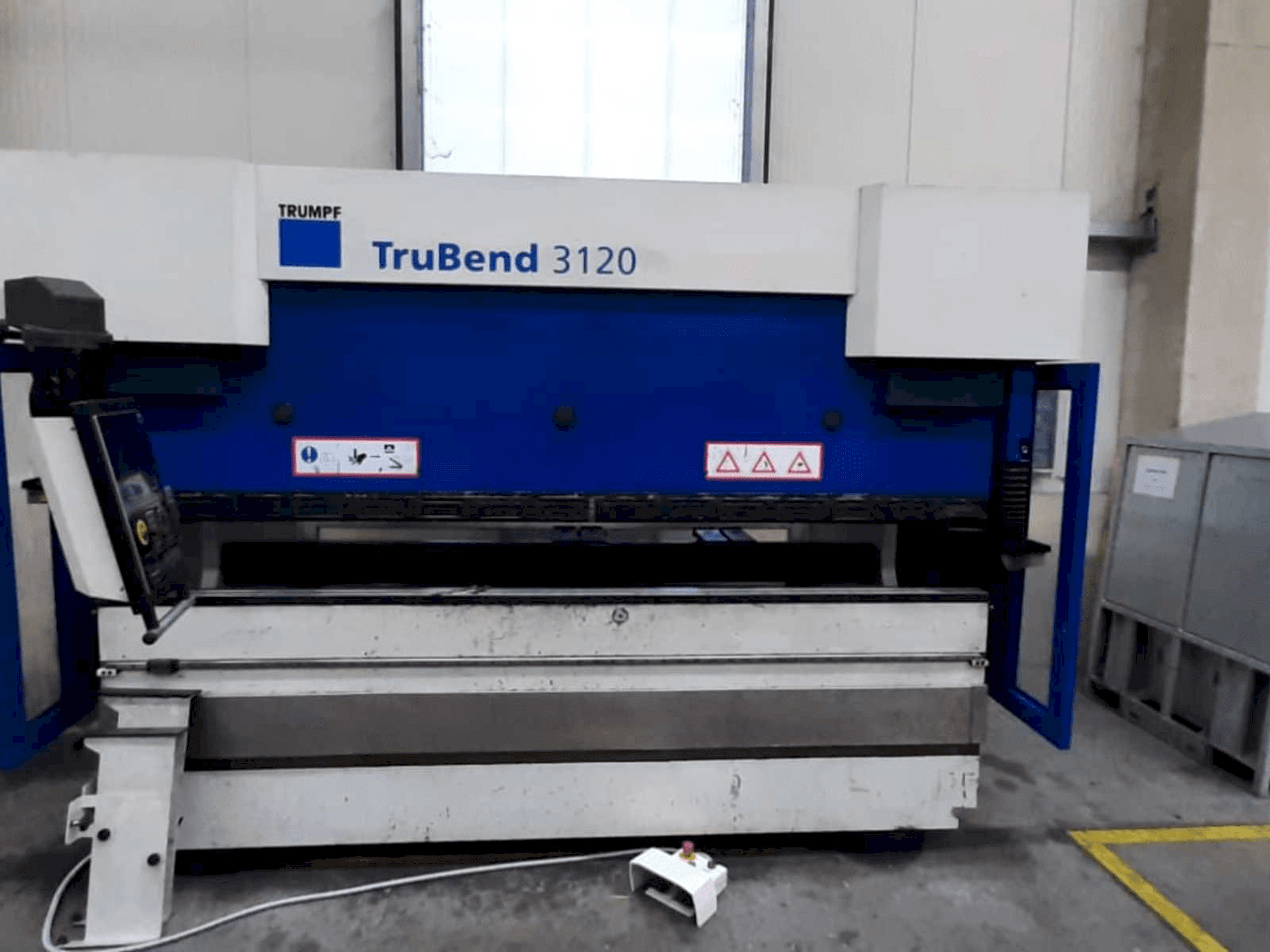 Vista frontale della macchina Trumpf TruBend 3120