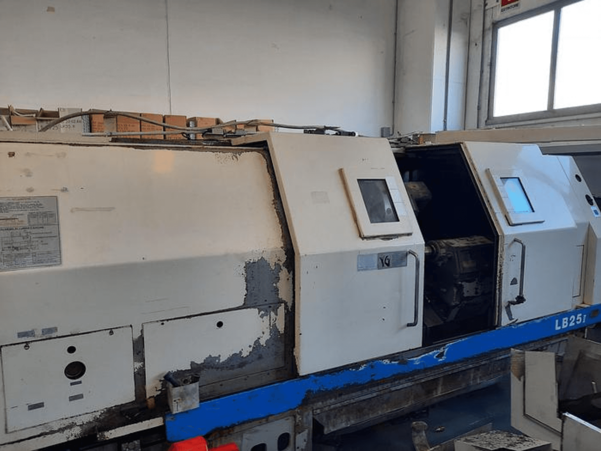 Tornio LB251 usato, vista laterale che mostra l'esterno usurato, pannello aperto che rivela il meccanismo interno e i comandi operativi.