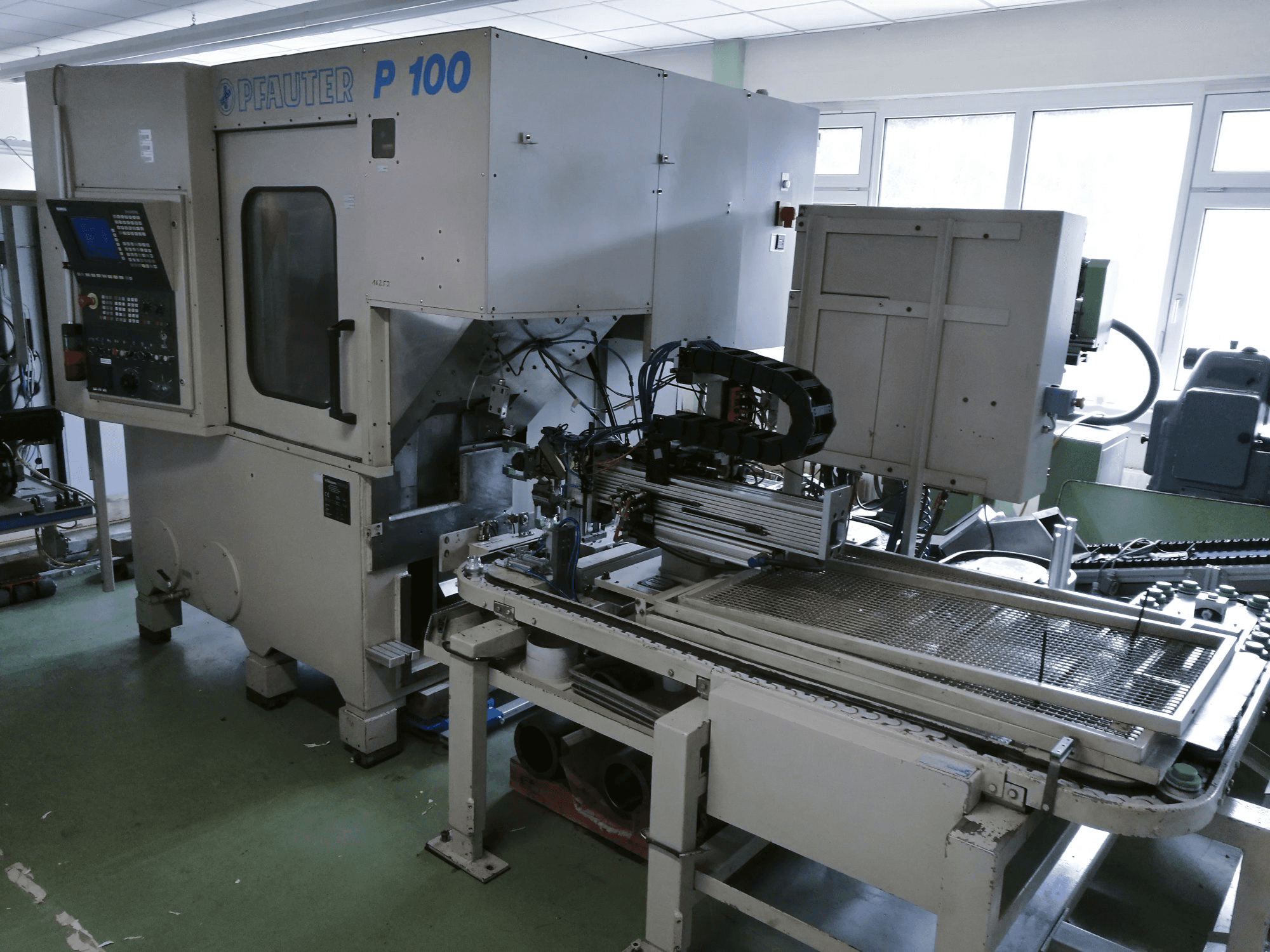 Vista frontale della macchina GLEASON-PFAUTER P100