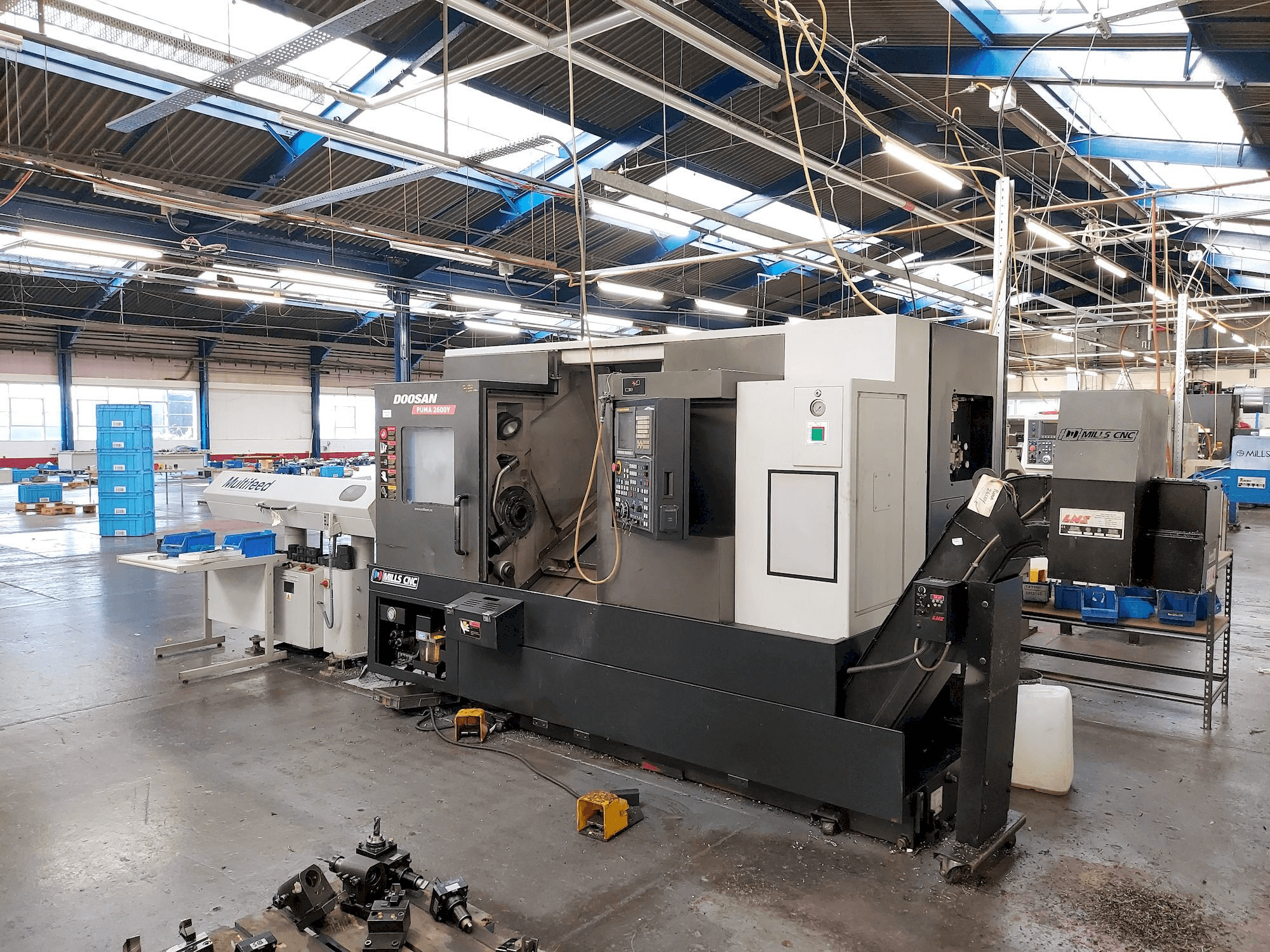 Vista frontale della macchina Doosan Puma 2600Y