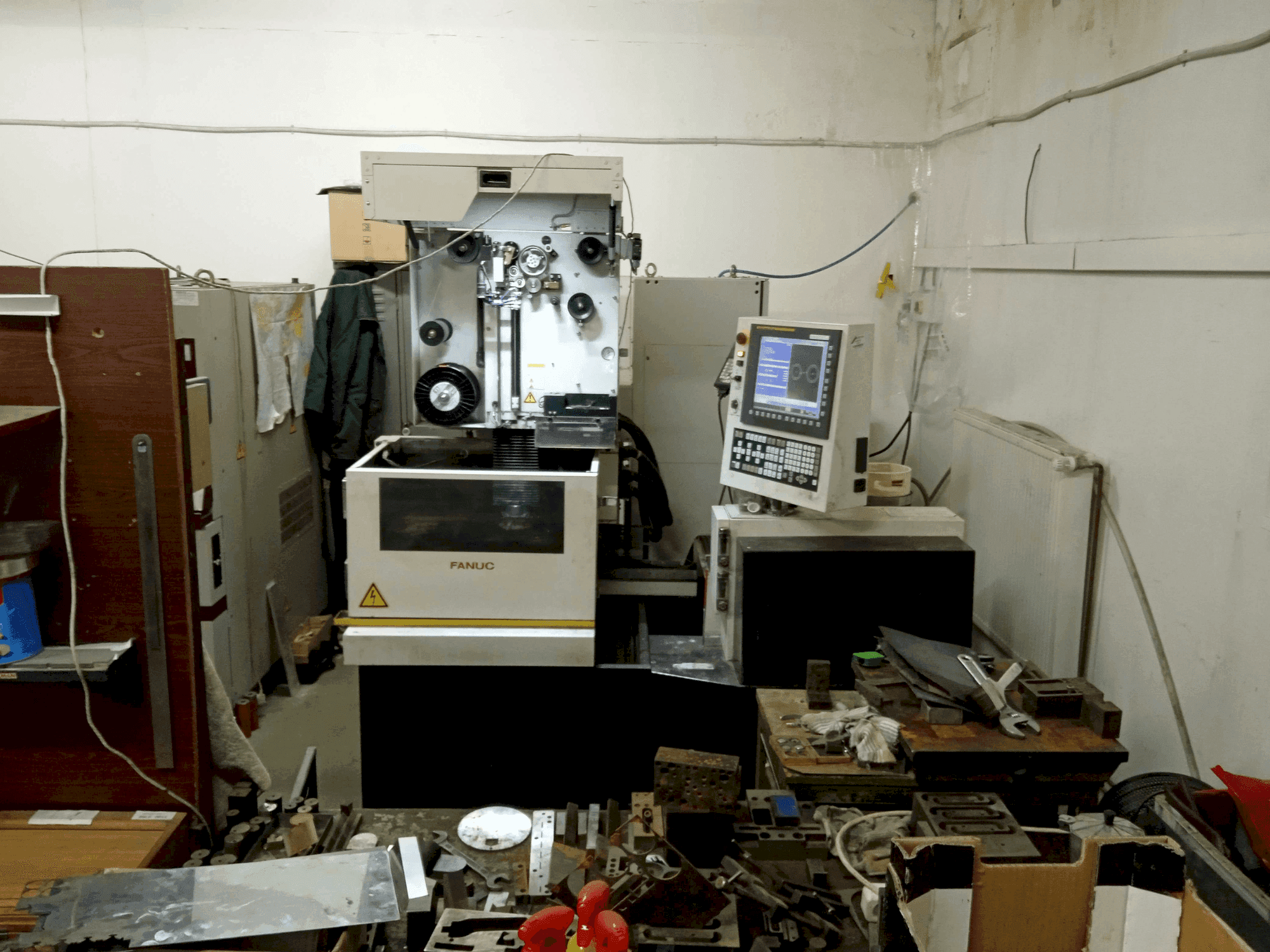 Vista frontale della macchina FANUC Robocut Alpha 0iE