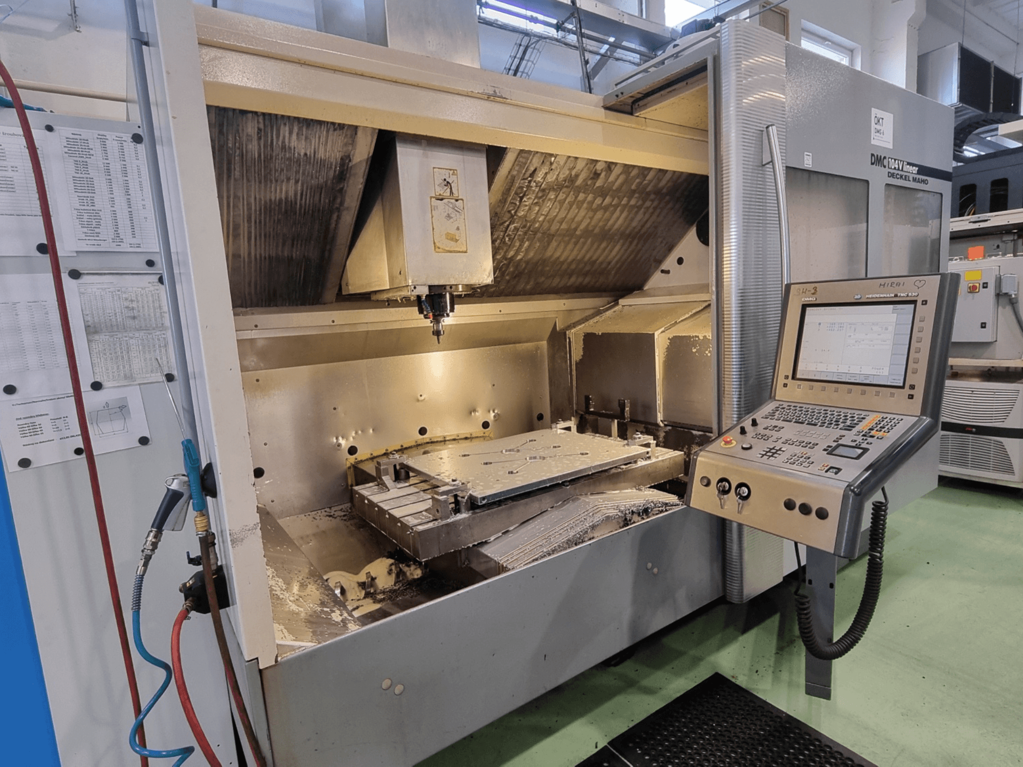 DMG DECKEL MAHO DMC 104V: centro di lavoro verticale lineare, vista frontale con pannello di comando e area di lavorazione visibili.