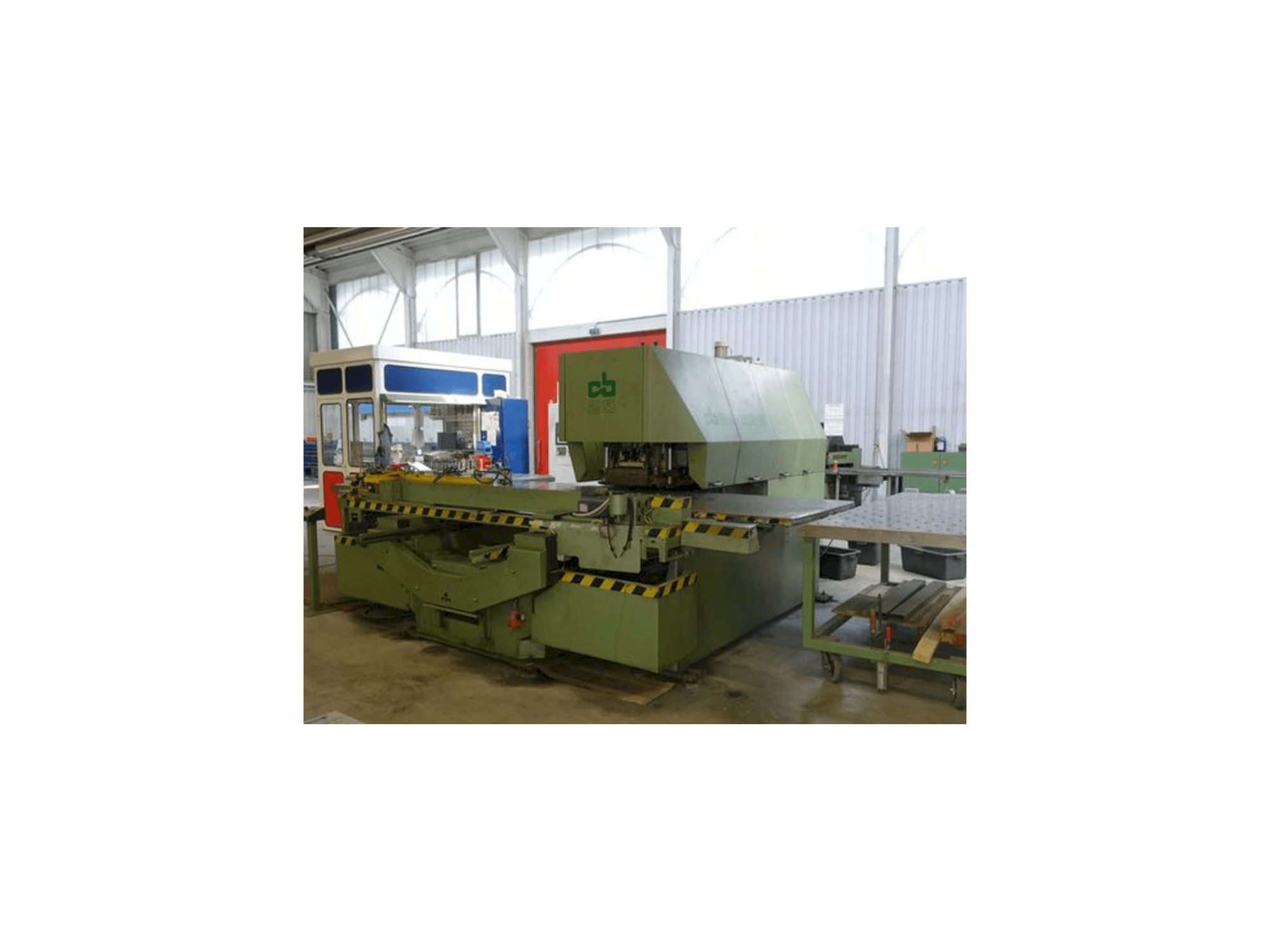 Vista frontale della macchina Behrens CB 25/1250