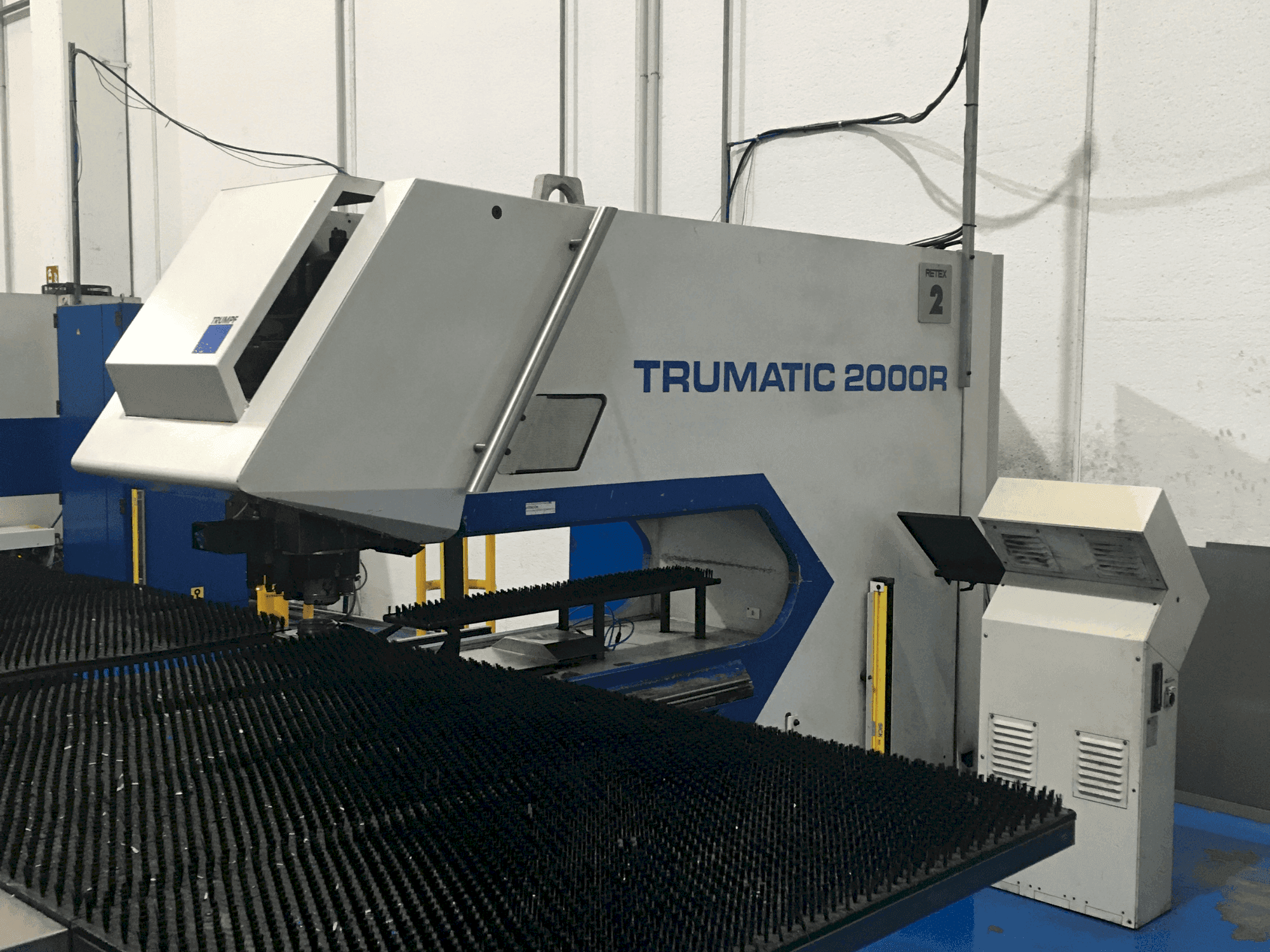 Vista frontale della macchina TRUMPF TC2000R