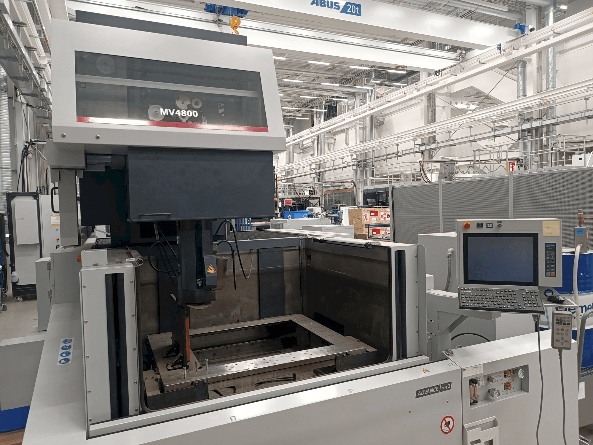 Vista frontale della macchina Mitsubishi MV4800