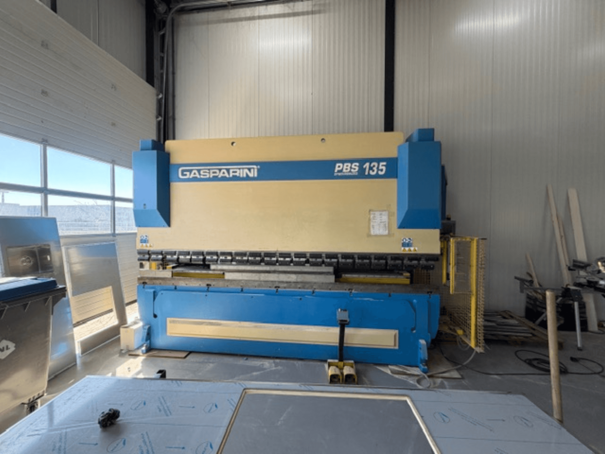 Pressa piegatrice GASPARINI PBS 1 125/4000 FP in officina, vista frontale con comandi e utensili di piegatura.