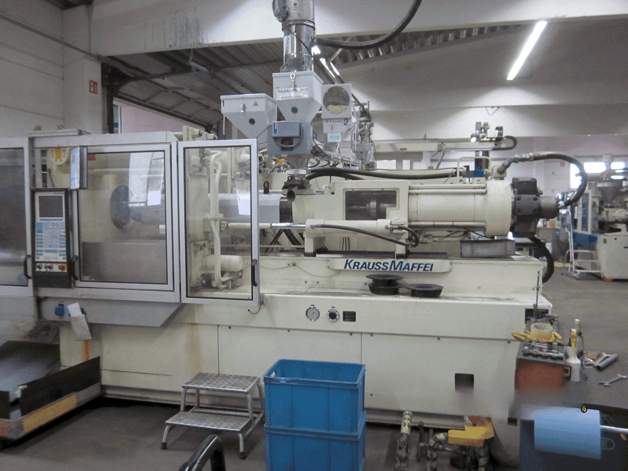 Vista frontale della macchina Krauss Maffei 350-1900 C1