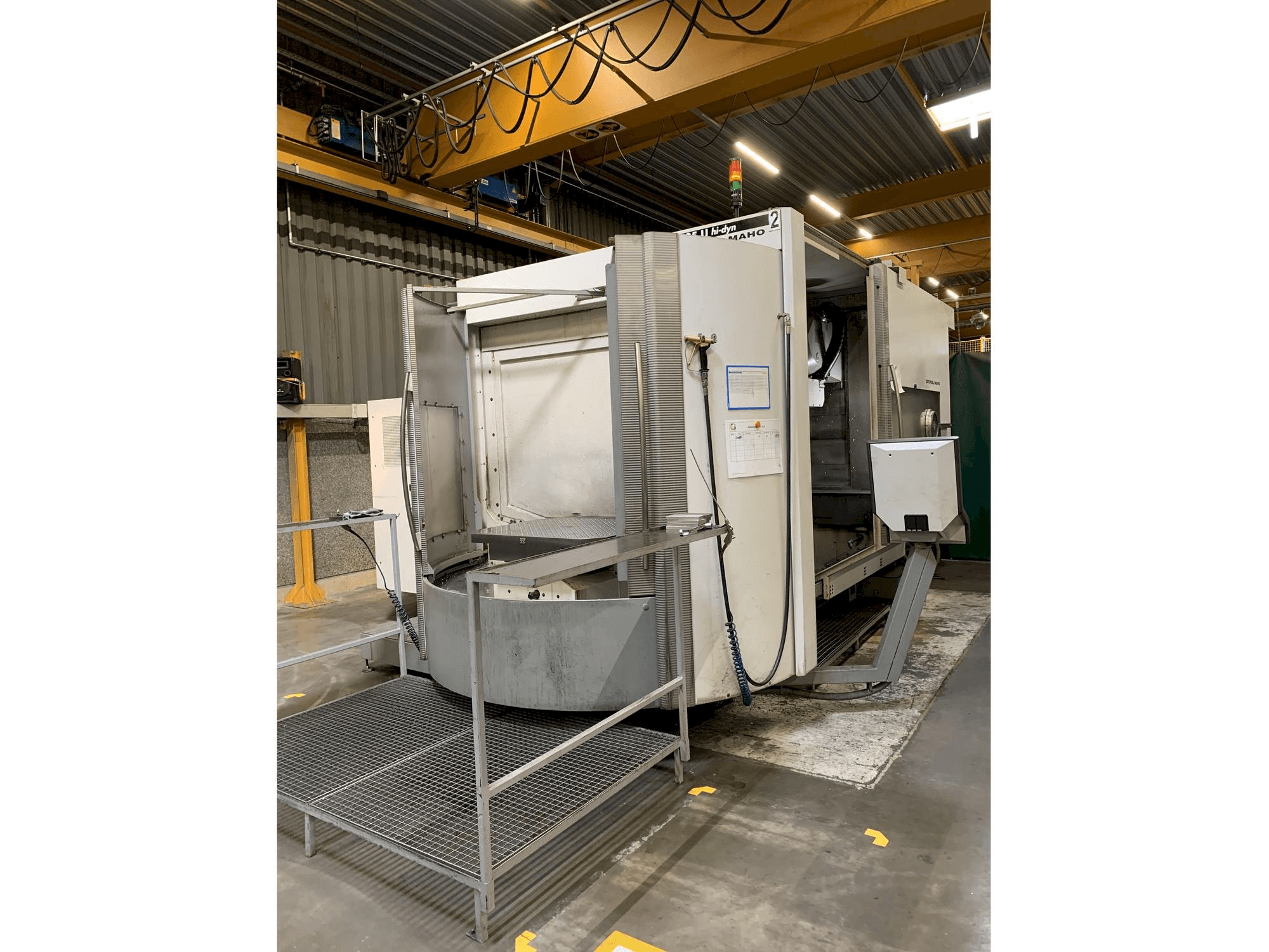 Vista frontale della macchina DECKEL MAHO DMC 125 U hi-dyn