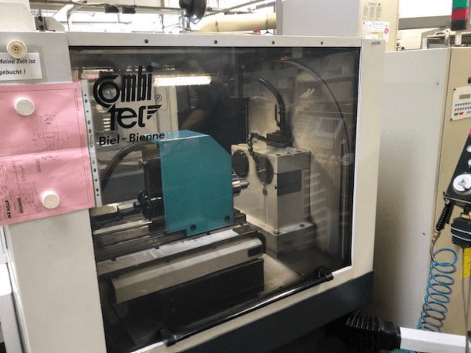 Rettificatrice cilindrica Combitec CT-450 vista frontalmente, con pannello di controllo e configurazione operativa.