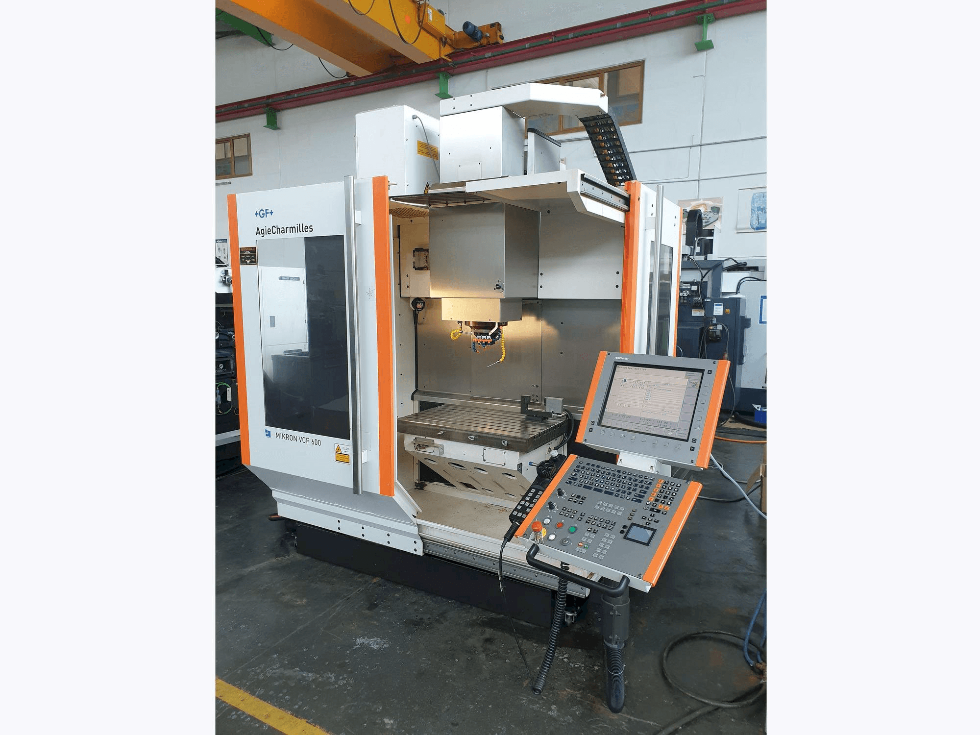 Vista frontale della macchina MIKRON VCP 600