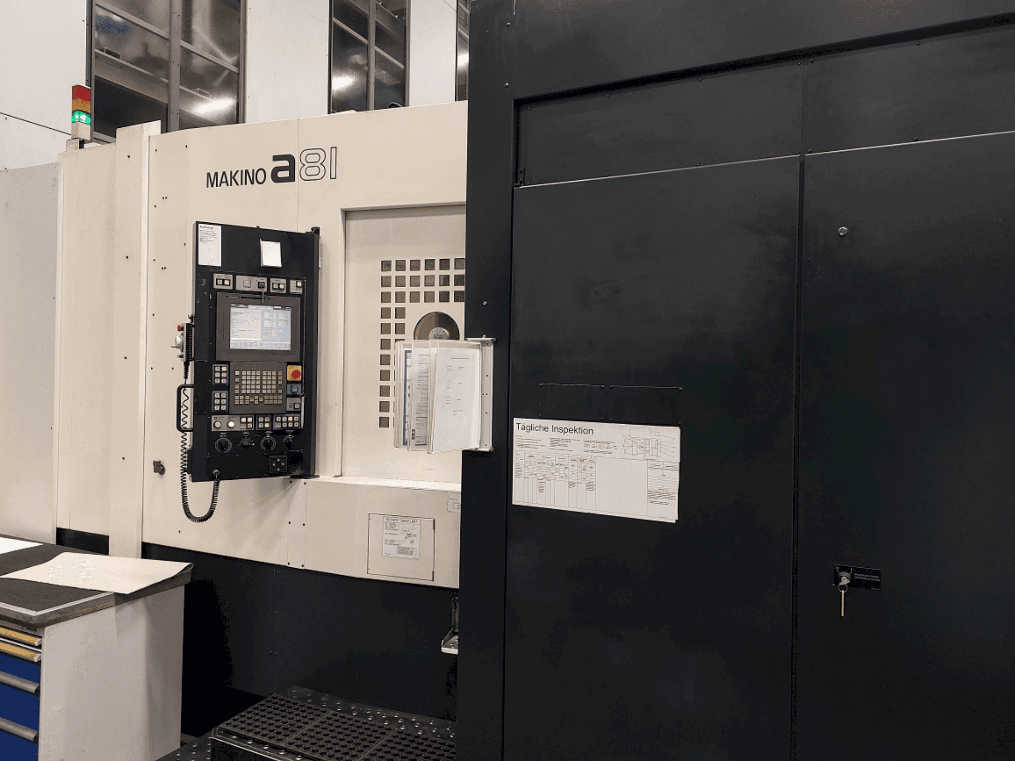 Vista frontale della macchina Makino a81