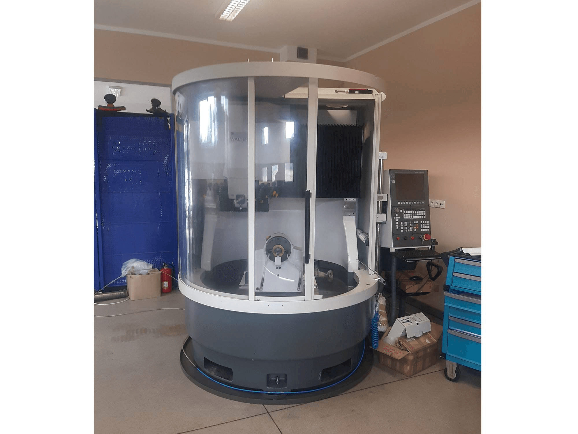 Vista frontale della macchina Walter