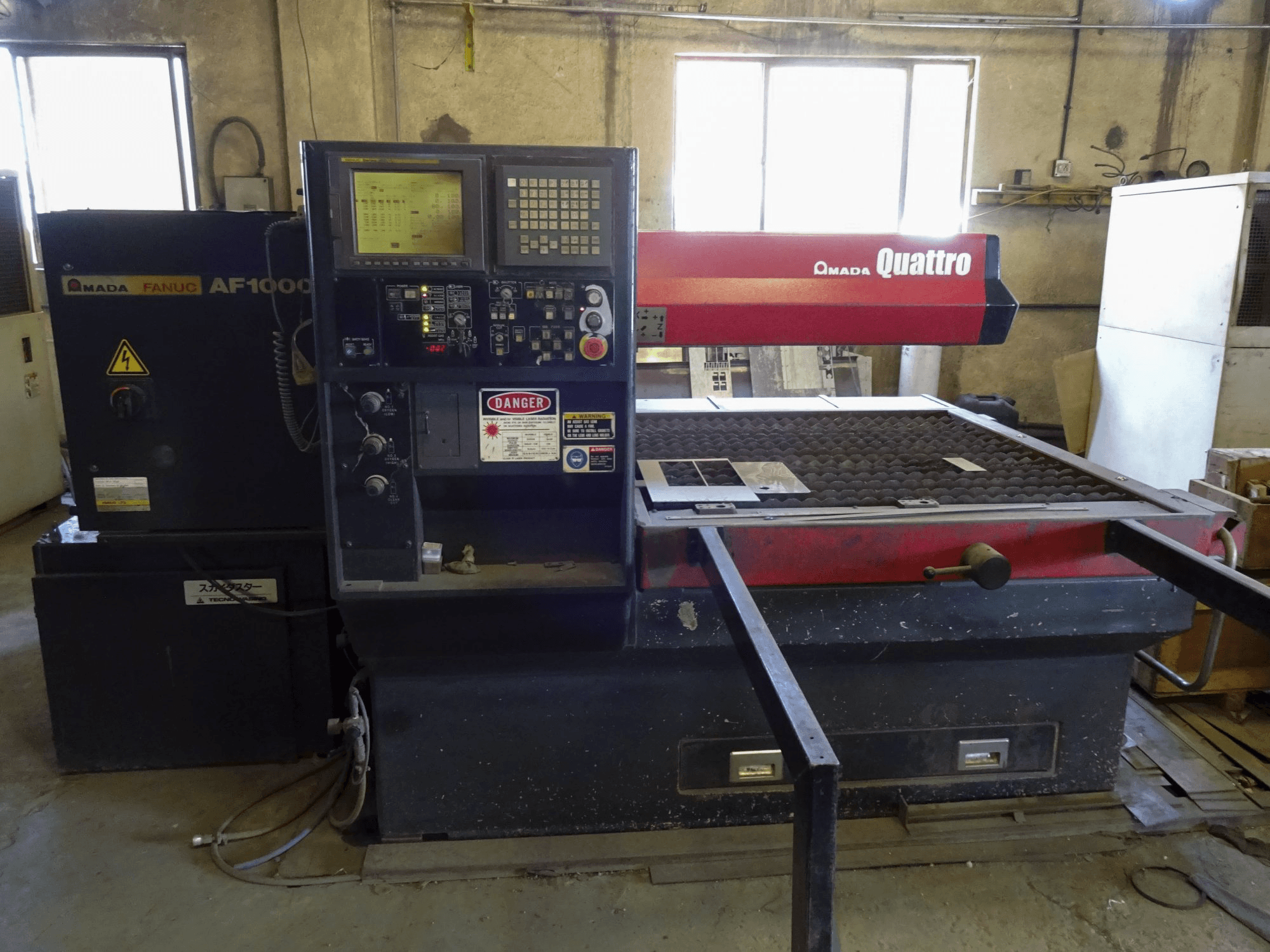 Vista frontale 1 della macchina AMADA Quattro AF1000E