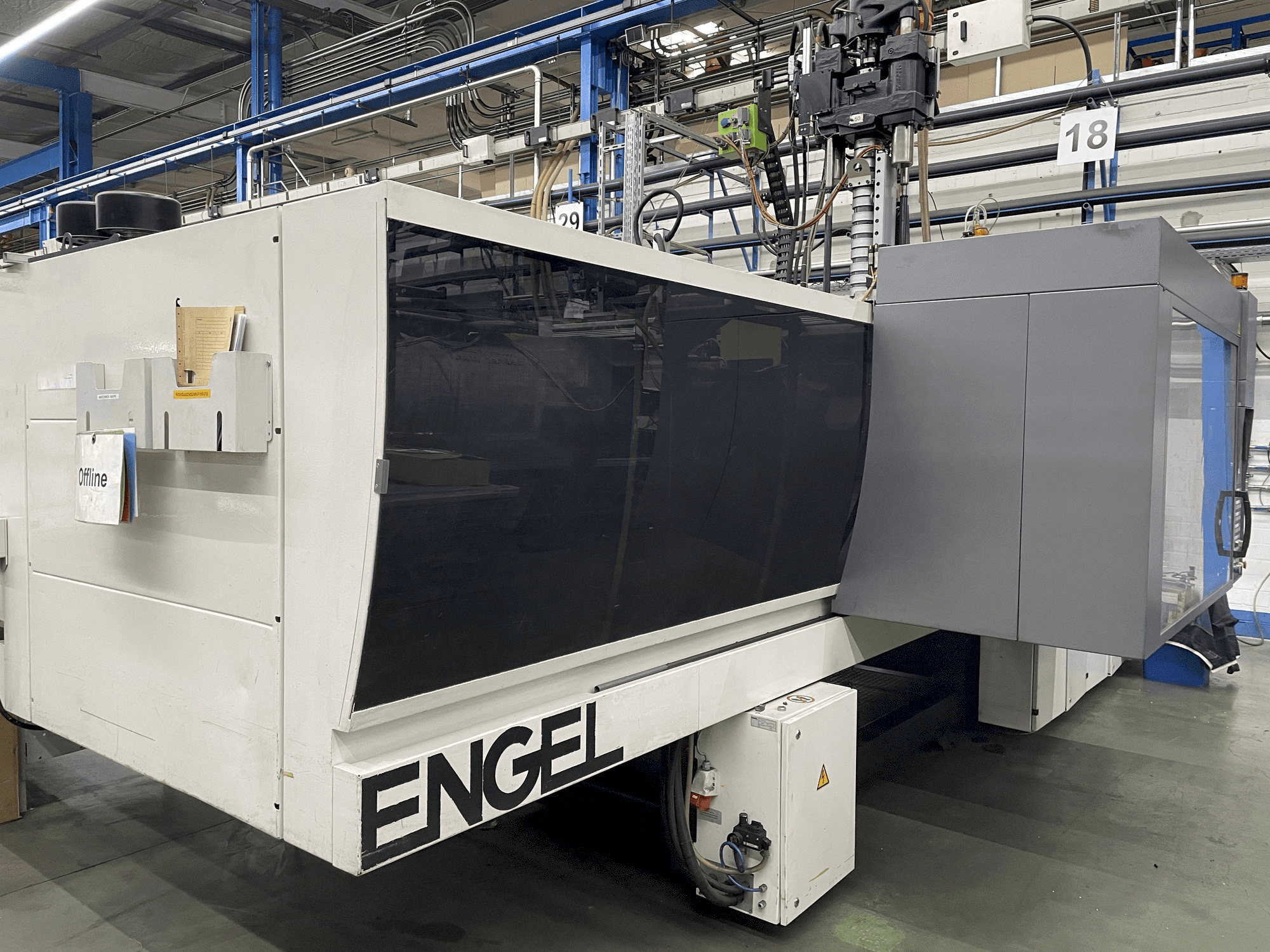 Vista frontale della macchina ENGEL VICTORY 1350H500V/350 Combi