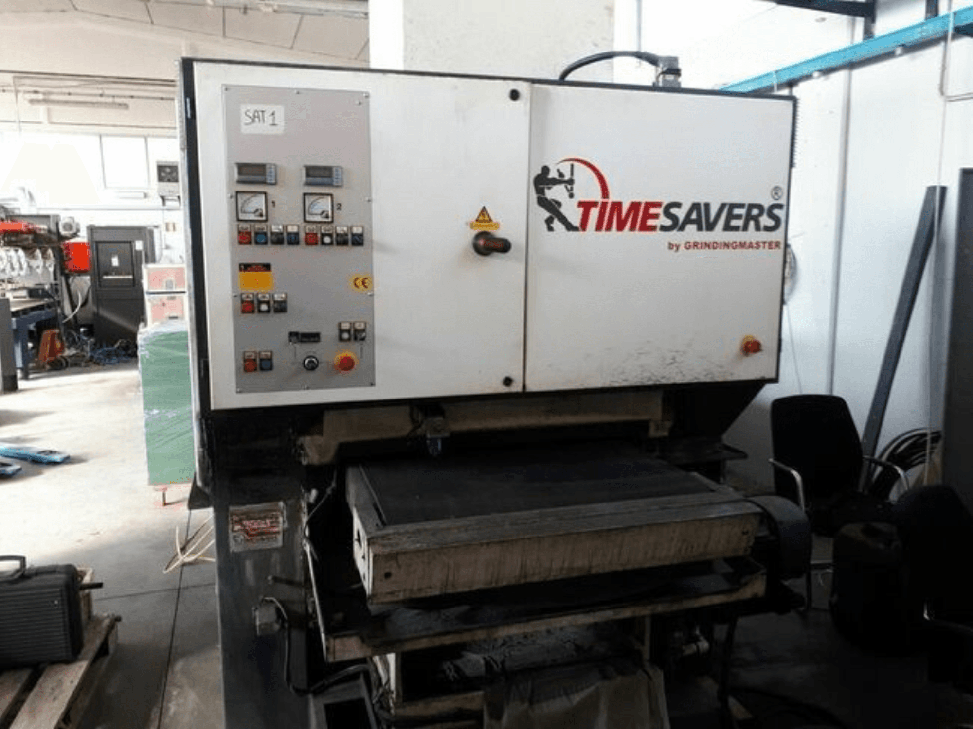 Vista frontale della sbavatrice TIMESAVERS 41-SERIE-900-WW, dotata di pannello di controllo con manopole, pulsanti e indicatori.