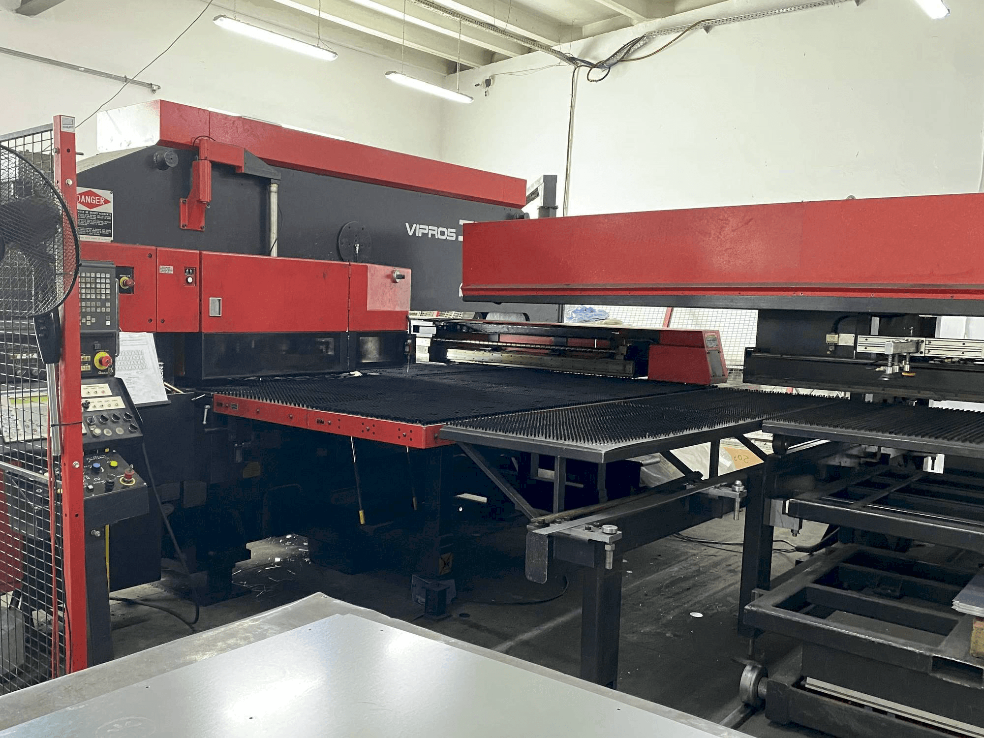 Vista frontale della macchina AMADA VIPROS 358 KING
