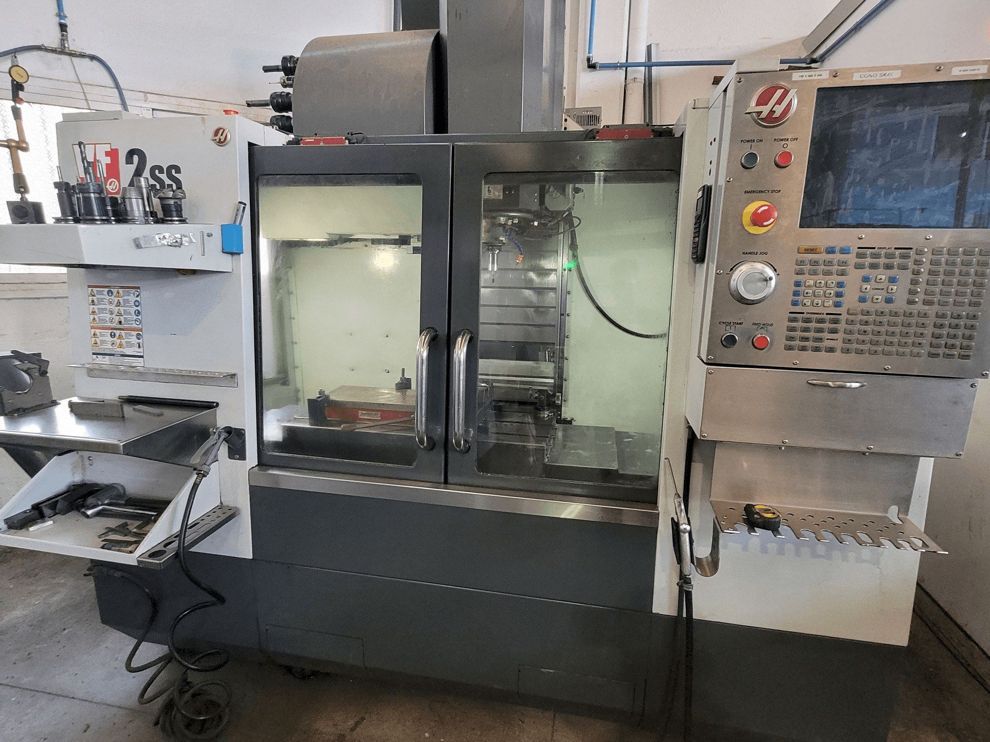 Vista frontale della macchina HAAS VF2SS