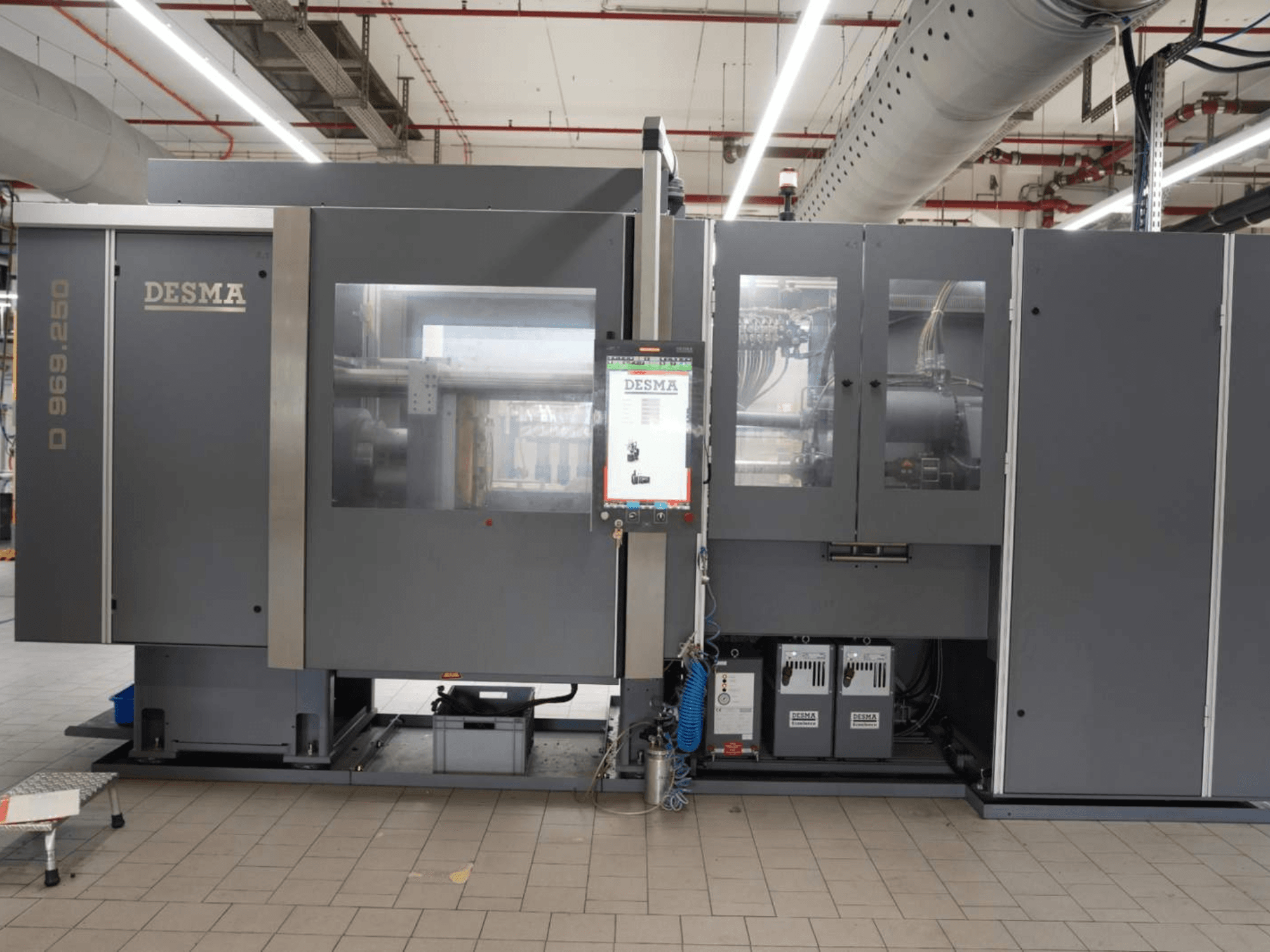 Macchina per stampaggio a iniezione verticale Kloeckner Desma D 969.250 Z (S3) in ambiente industriale, vista frontale con pannello di controllo.