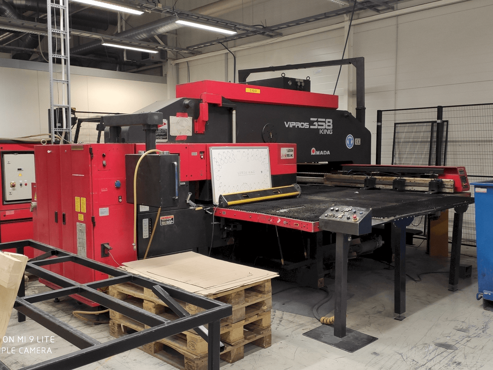 Vista frontale della macchina AMADA Vipros 358 King FS18 PC EMC