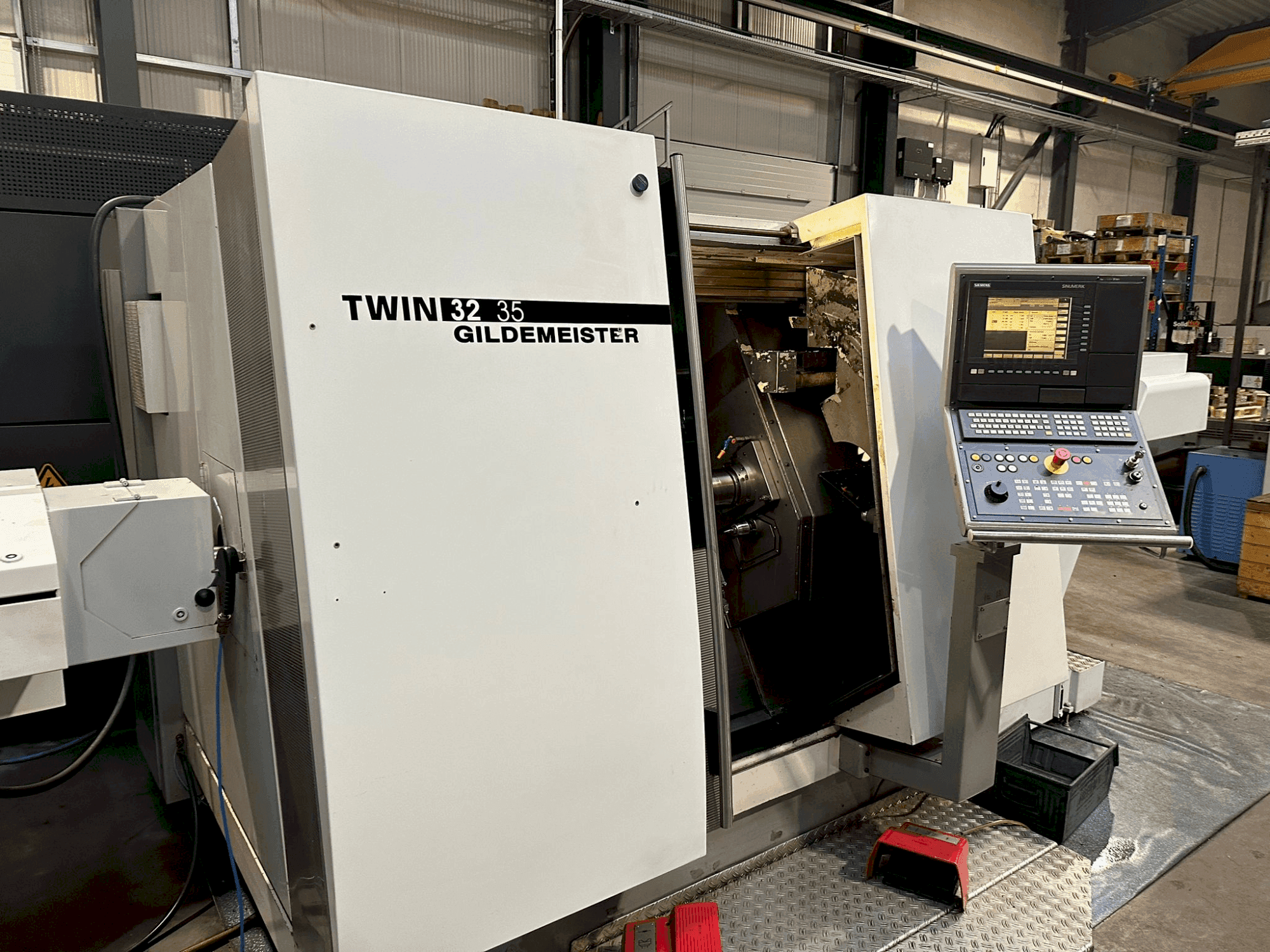 Vista frontale della macchina Gildemeister TWIN 32