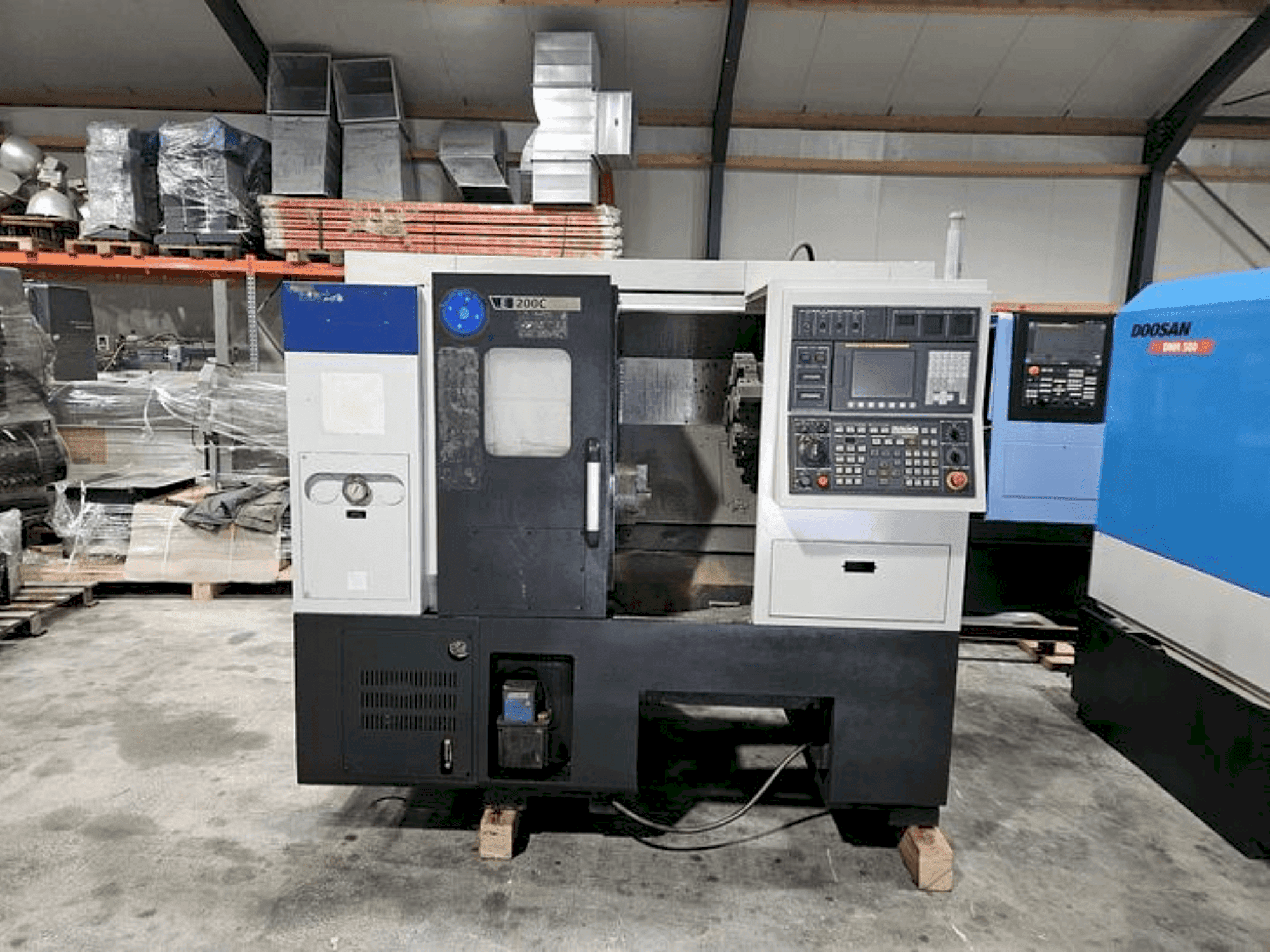 Vista frontale della macchina Hyundai Wia E200C
