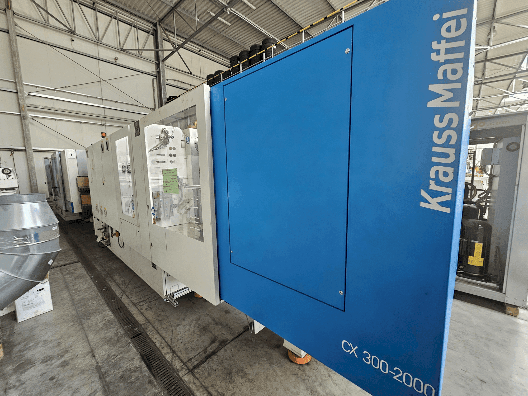 Vista frontale della macchina Krauss Maffei 300-2000 CX