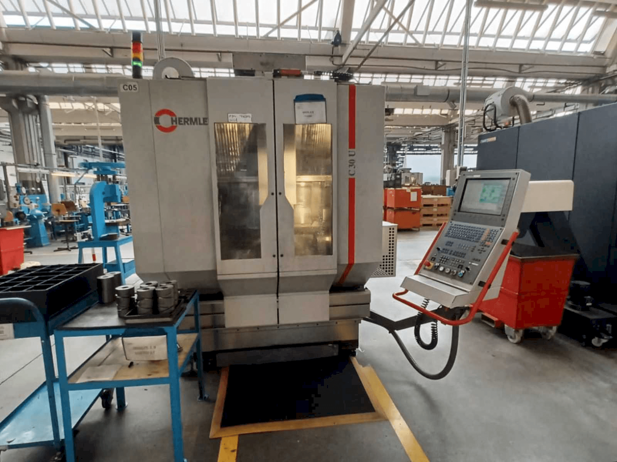 Vista frontale della macchina HERMLE C30U