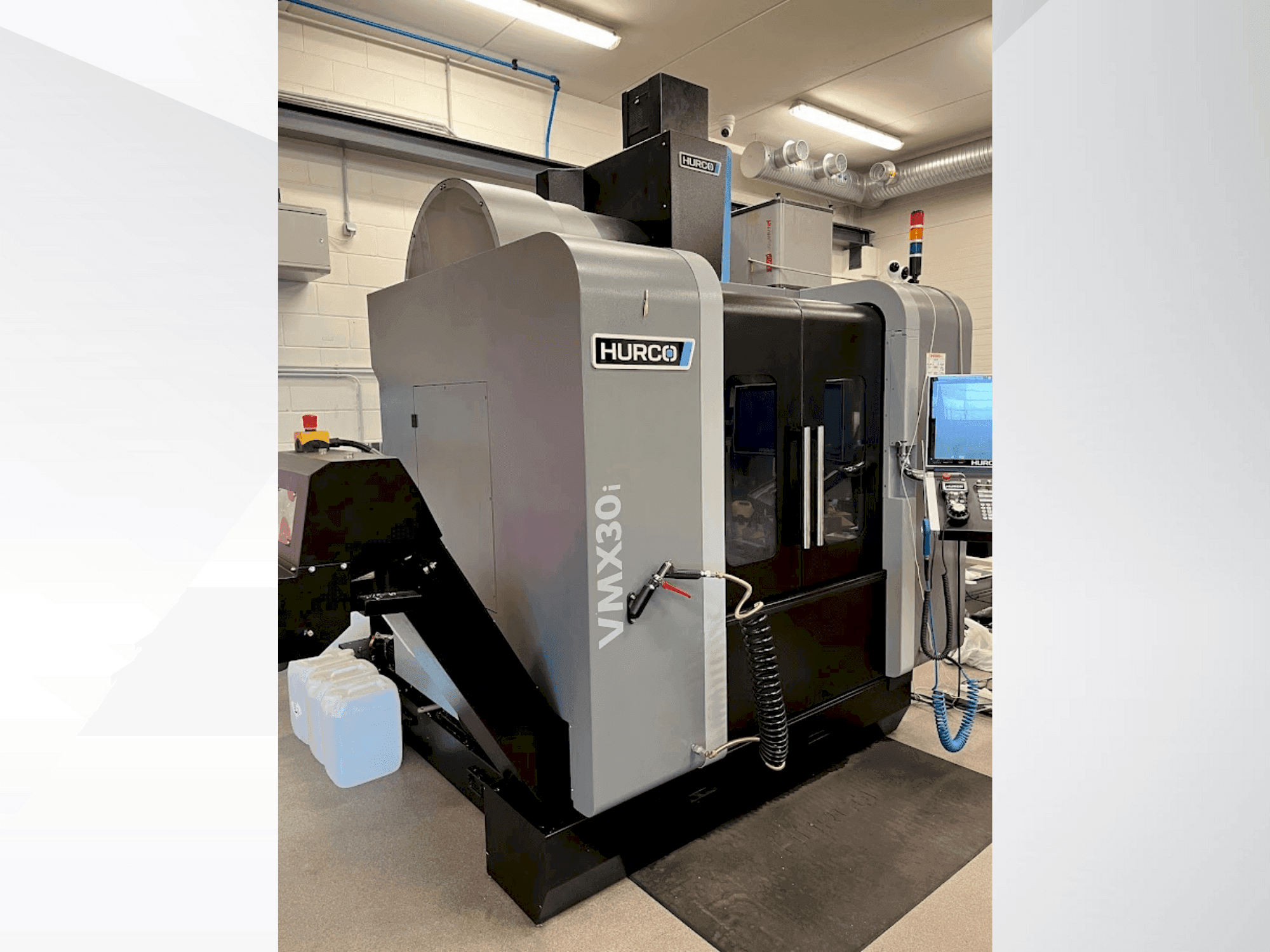 Vista frontale della macchina Hurco VMX30i