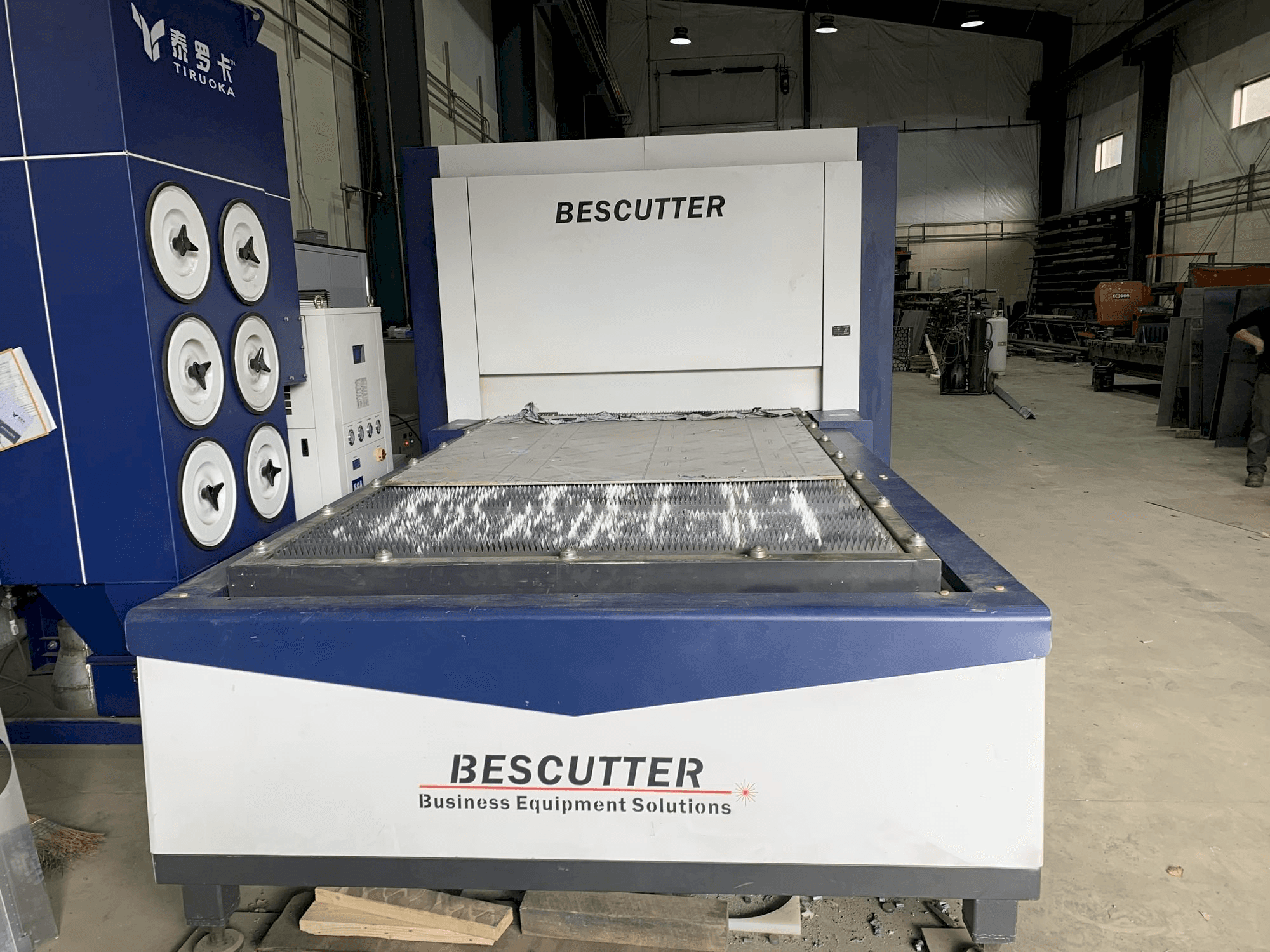 Vista frontale della macchina BESCUTTER Tital-8000W IPG