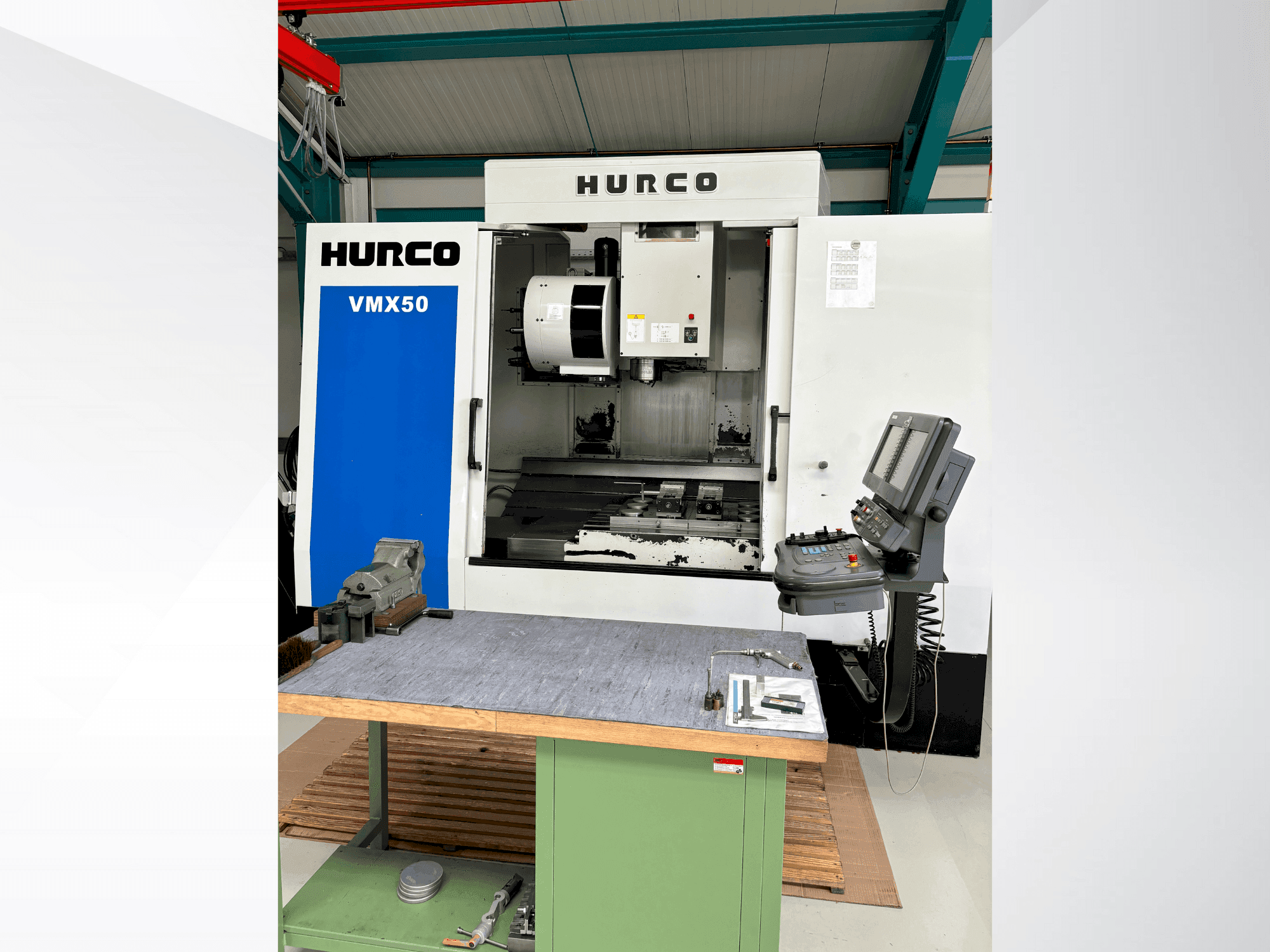 Vista frontale della macchina Hurco VMX50