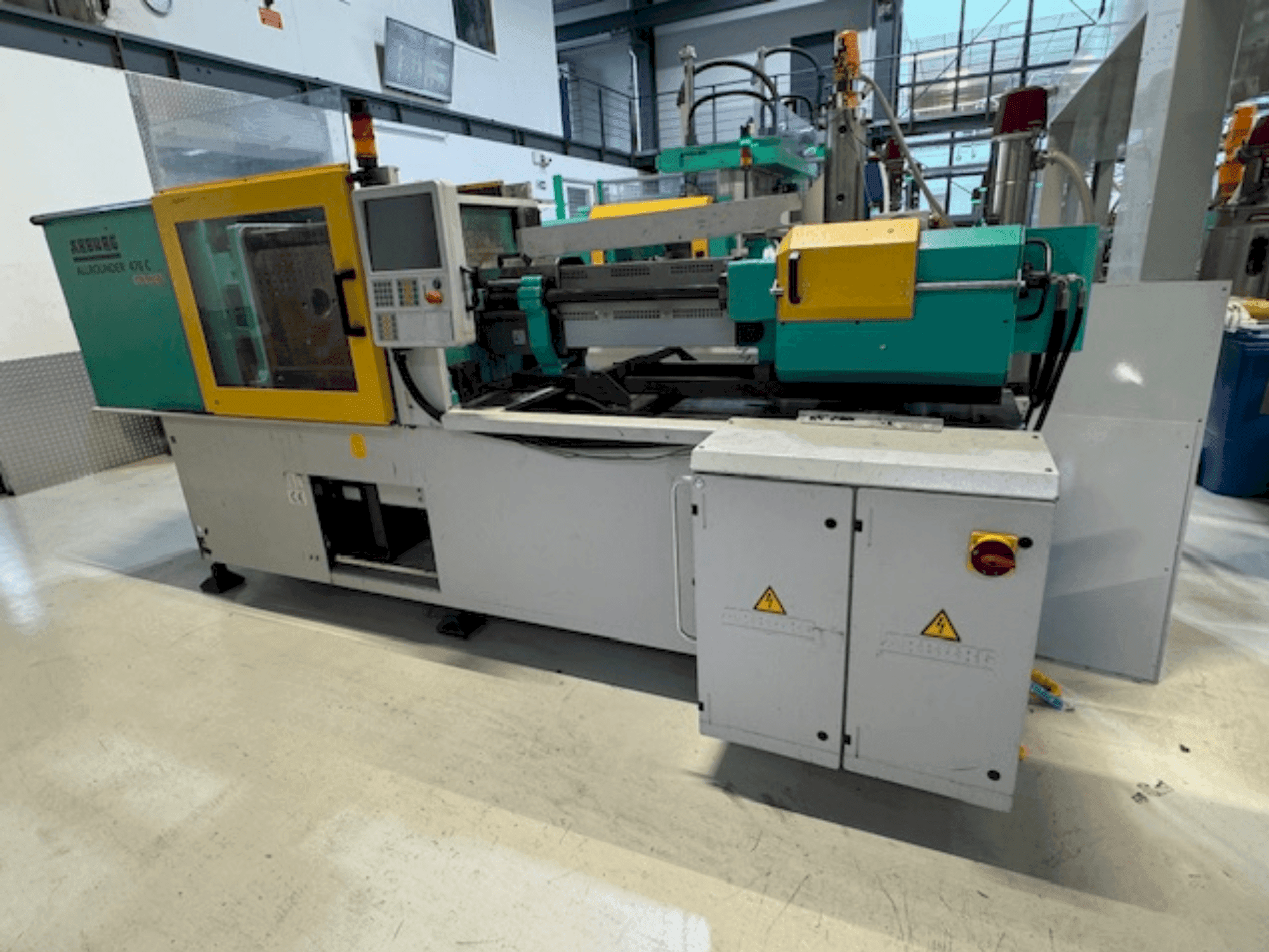 Vista frontale della macchina Arburg A470 C 1500-400