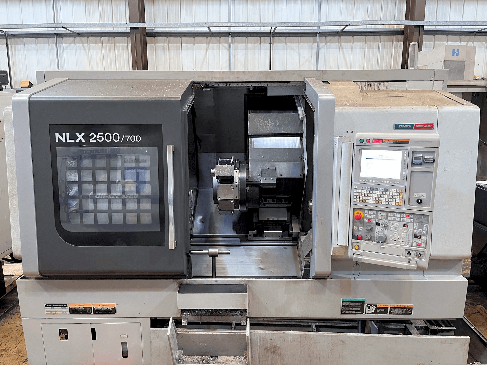 Vista frontale della macchina MORI SEIKI NLX2500Y-700