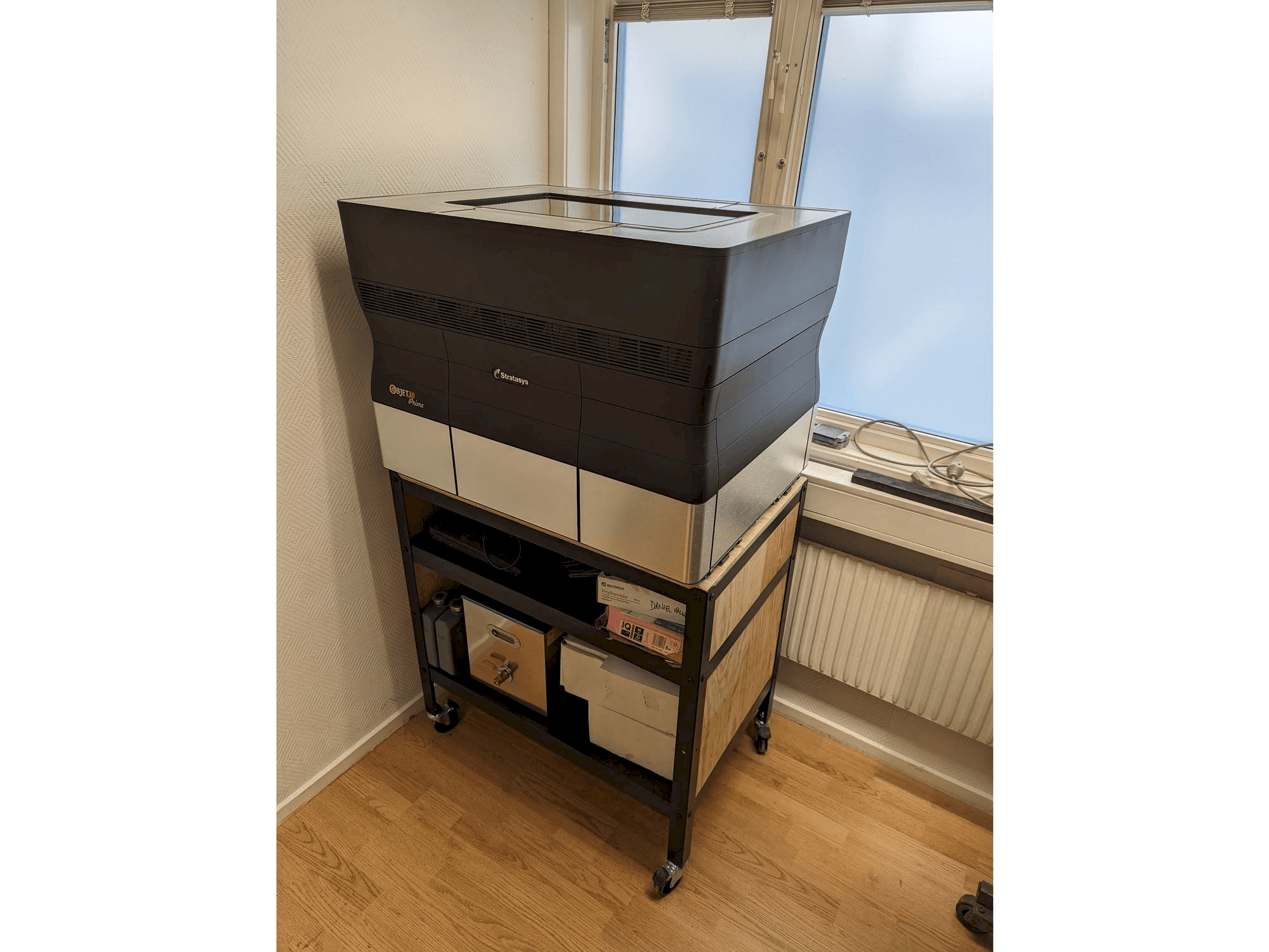 Vista frontale della macchina Stratasys objet30 V3 pro