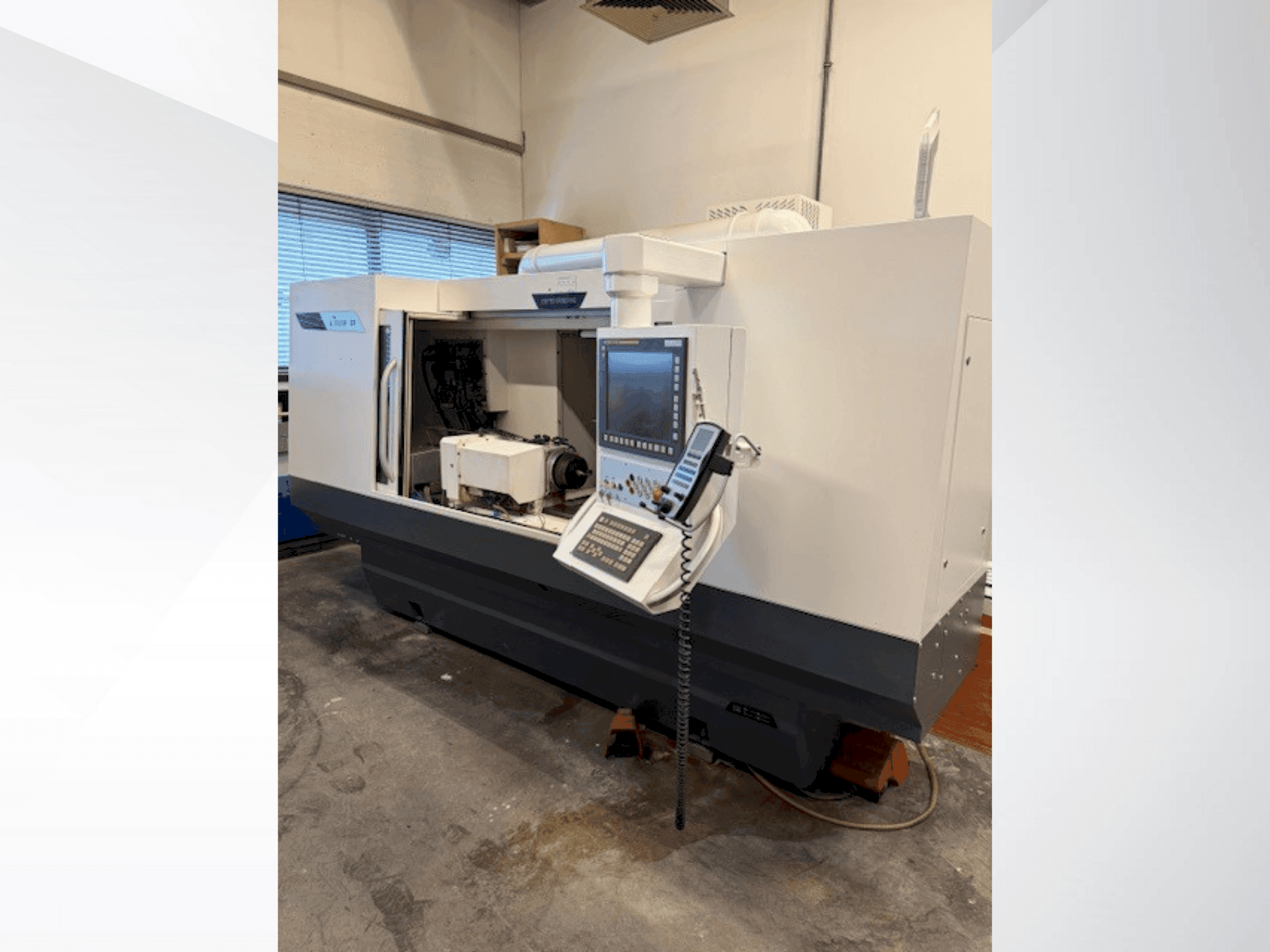 Vista frontale della macchina STUDER S31