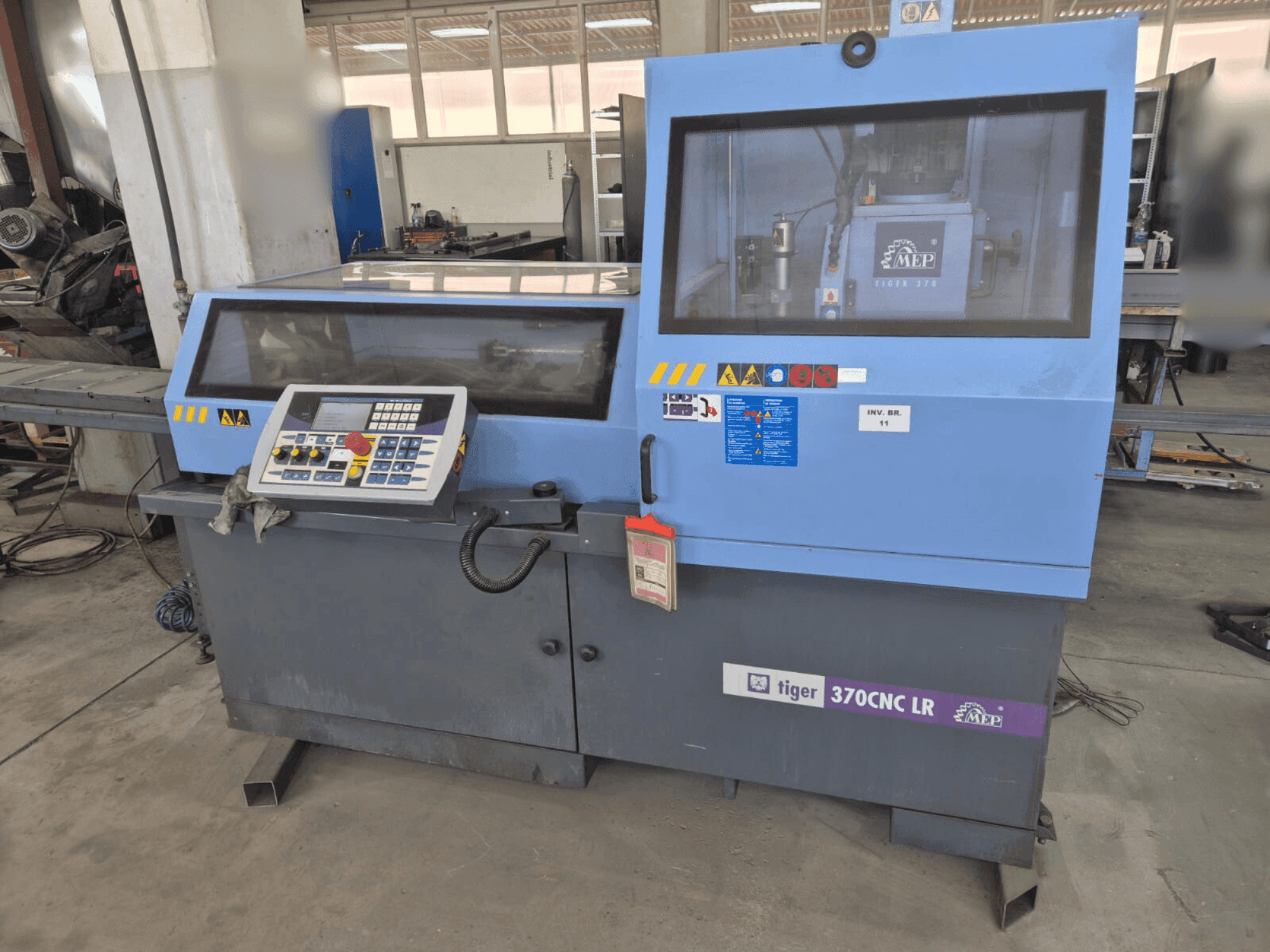 Vista frontale della macchina MEP Tiger 370 CNC
