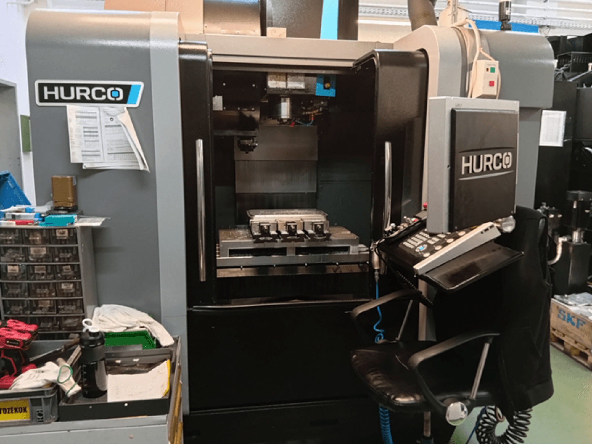 Centro di lavoro verticale Hurco VMX 30i in vista frontale, con pannello di controllo, piano di lavoro e configurazione operativa.