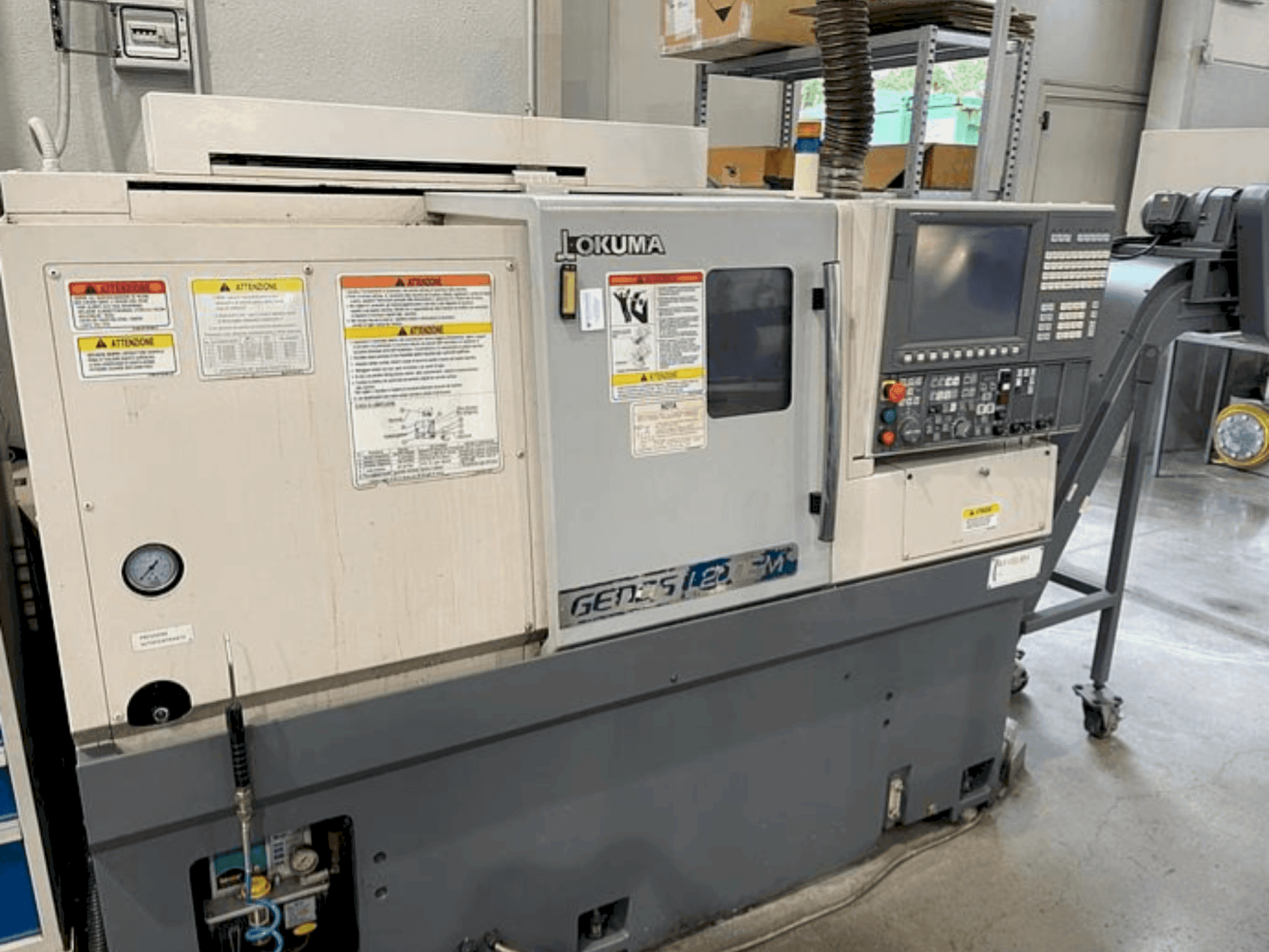 Vista frontale della macchina Okuma GENOS L200EM