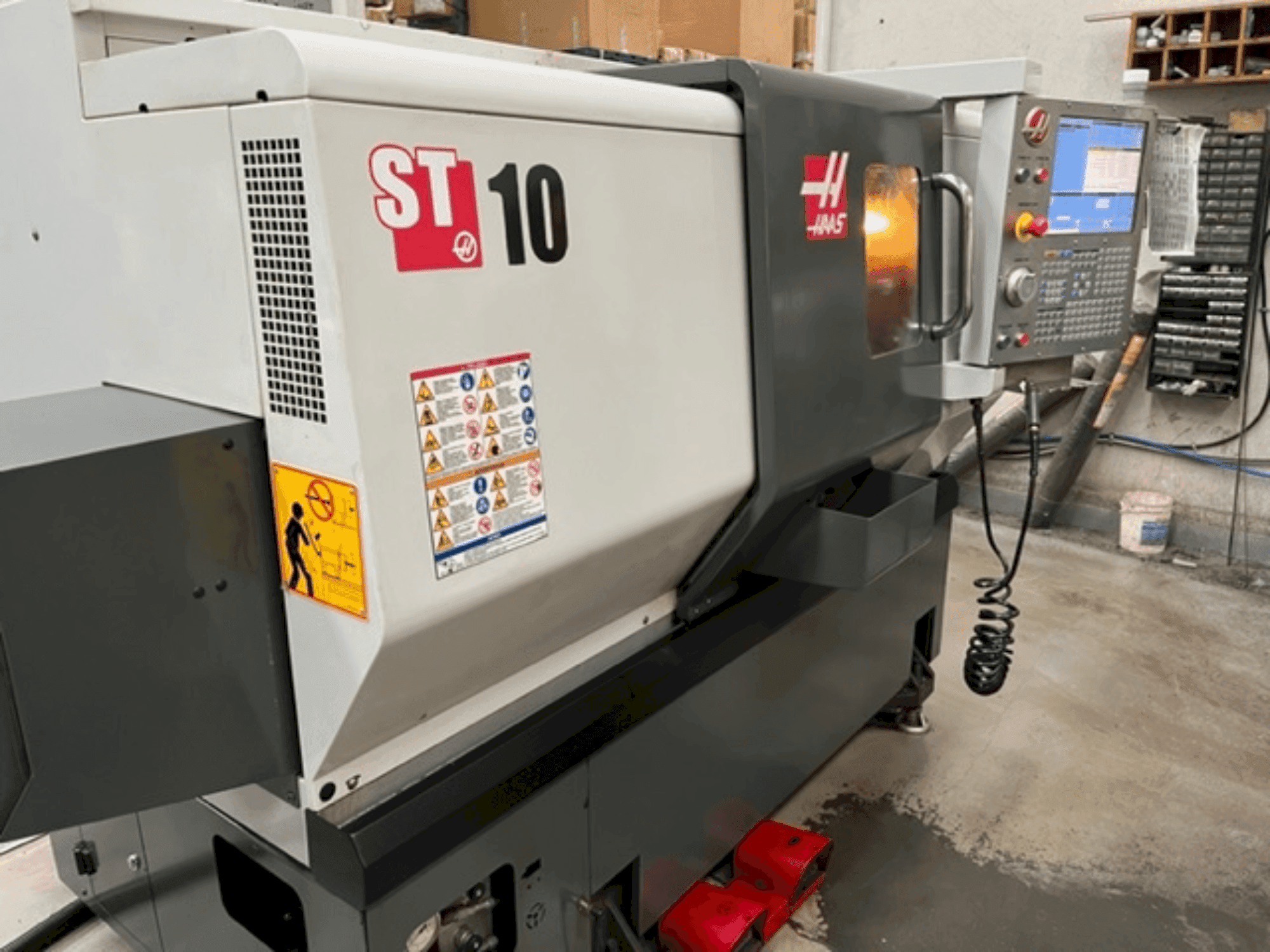 Vista frontale della macchina HAAS ST 10