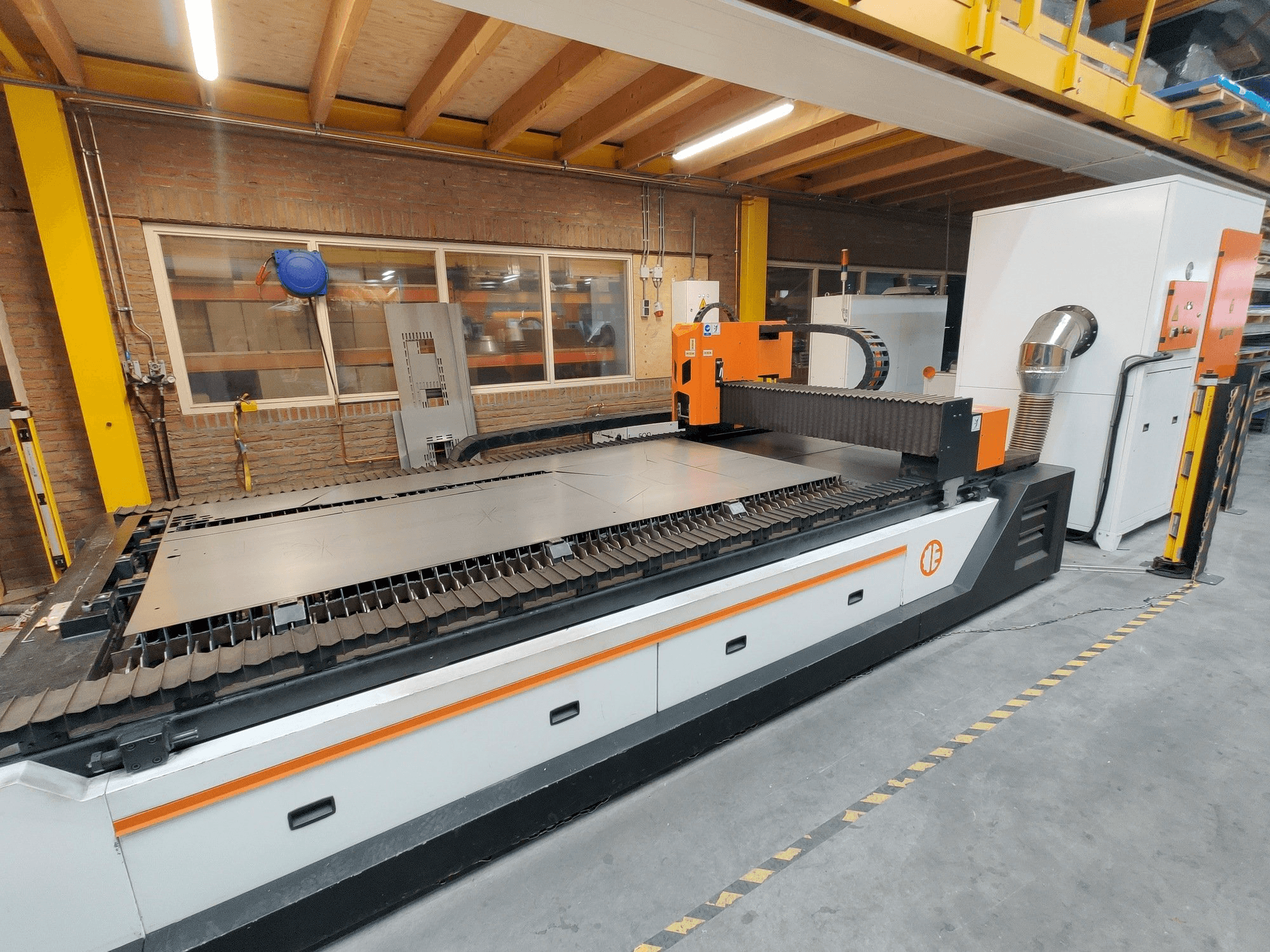 Vista frontale della macchina ERMAKSAN Fibermak Hawk 3015 1kw fiber