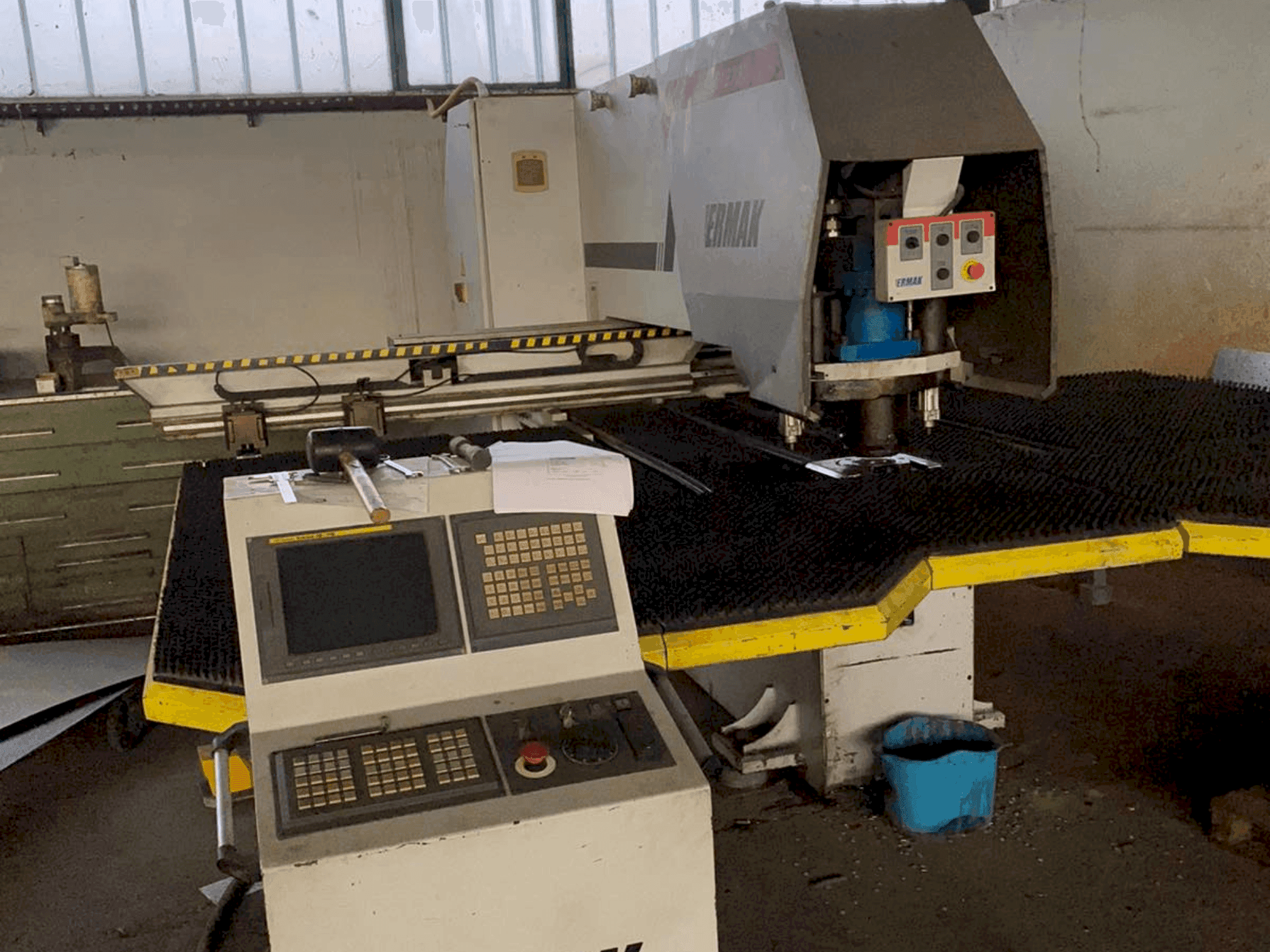 Vista frontale della macchina ERMAK EPP 1270 x 30