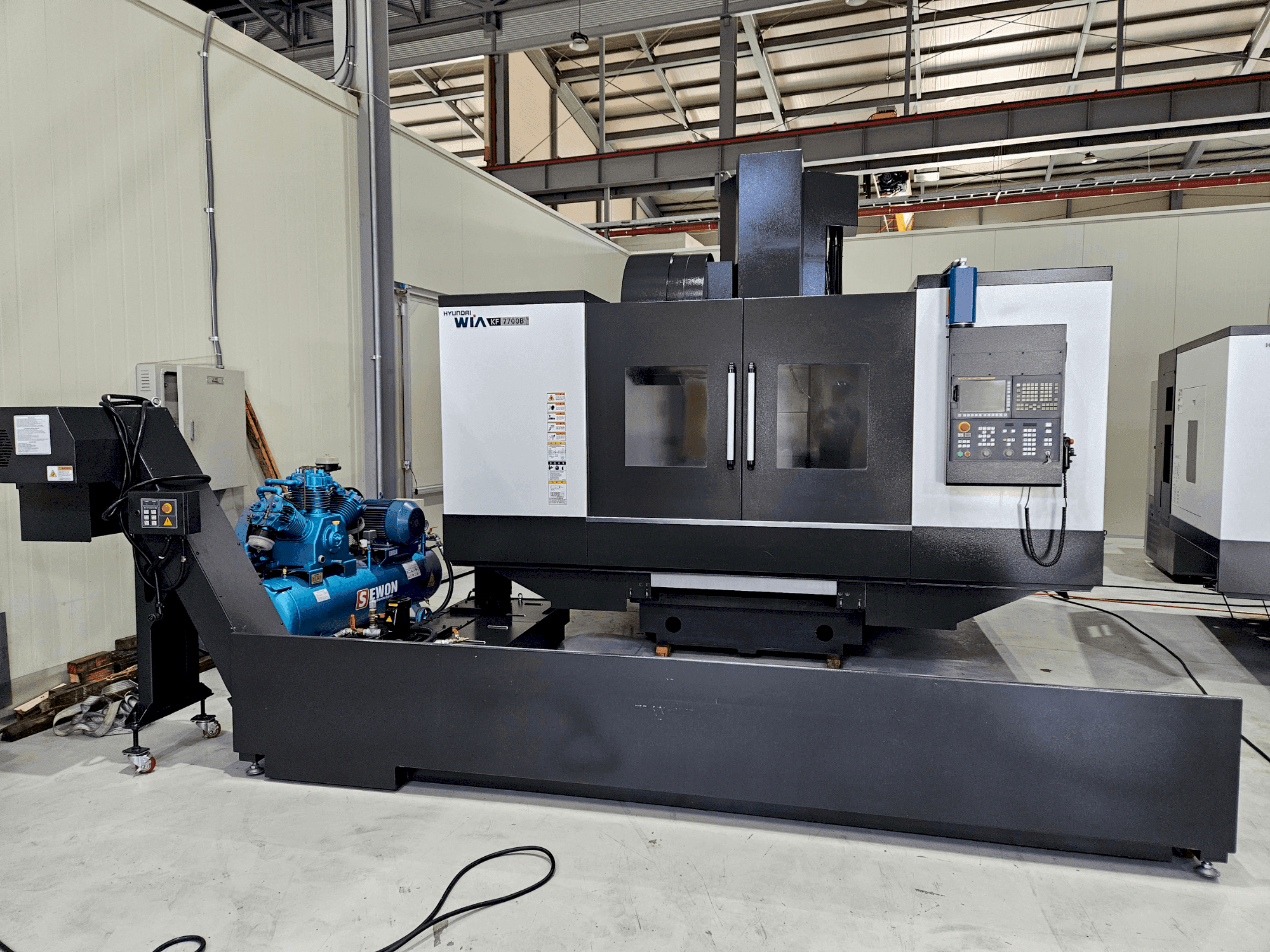 Vista frontale della macchina Hyundai Wia WIA KF 7700 B