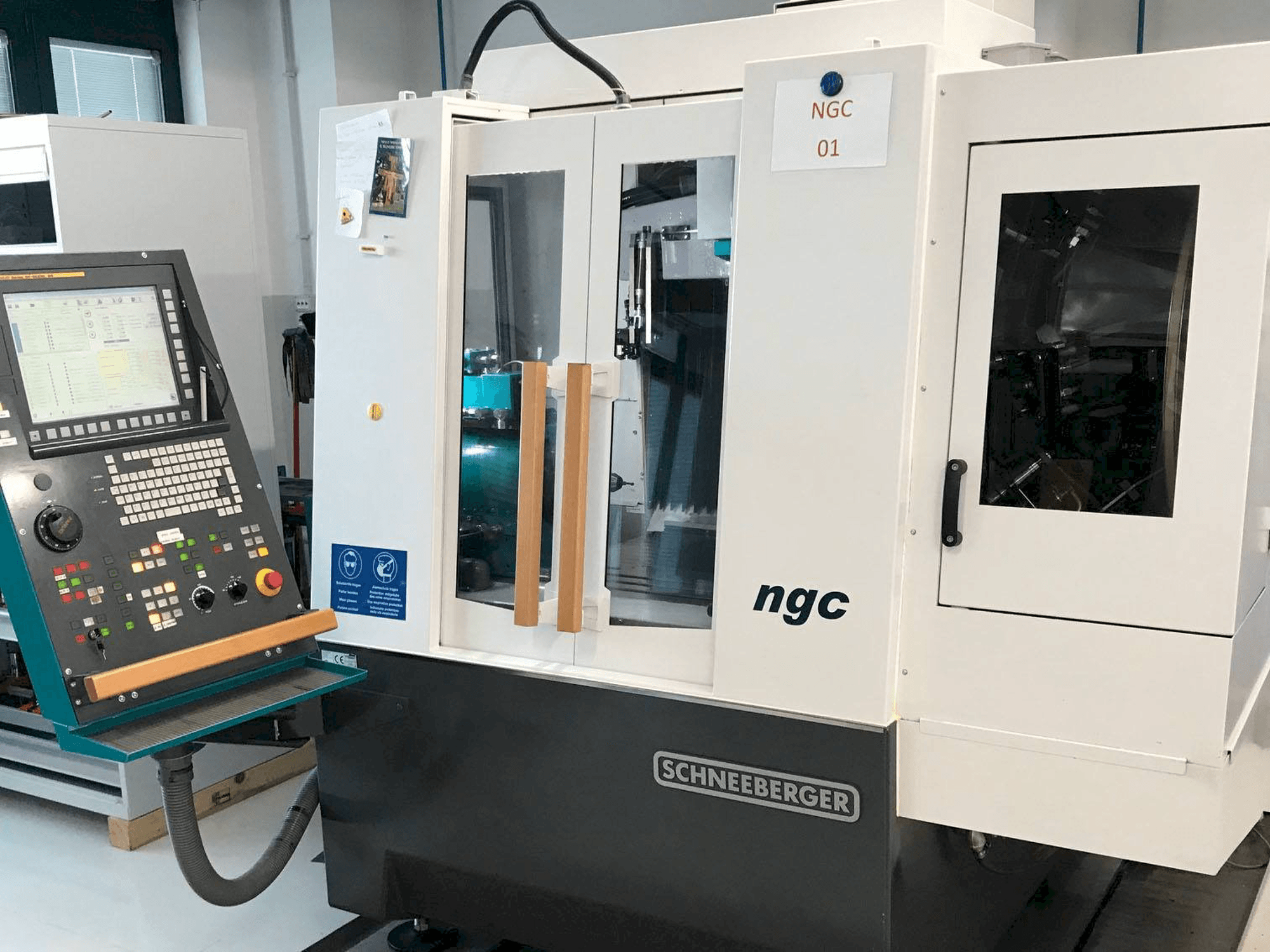 Vista frontale della macchina Schneeberger NGC