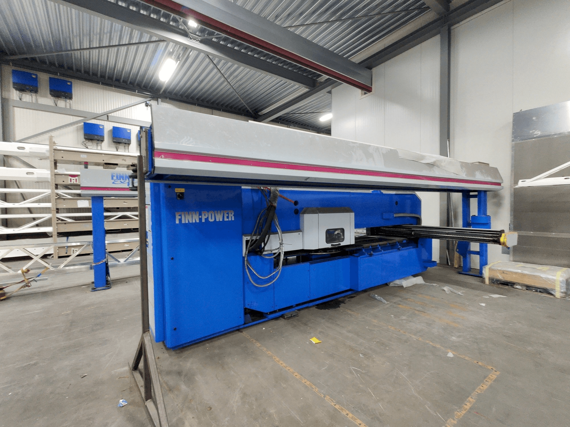 Vista frontale della macchina Finn-Power F6-25 SB/AM + FMM 300 / 1 / UT automation