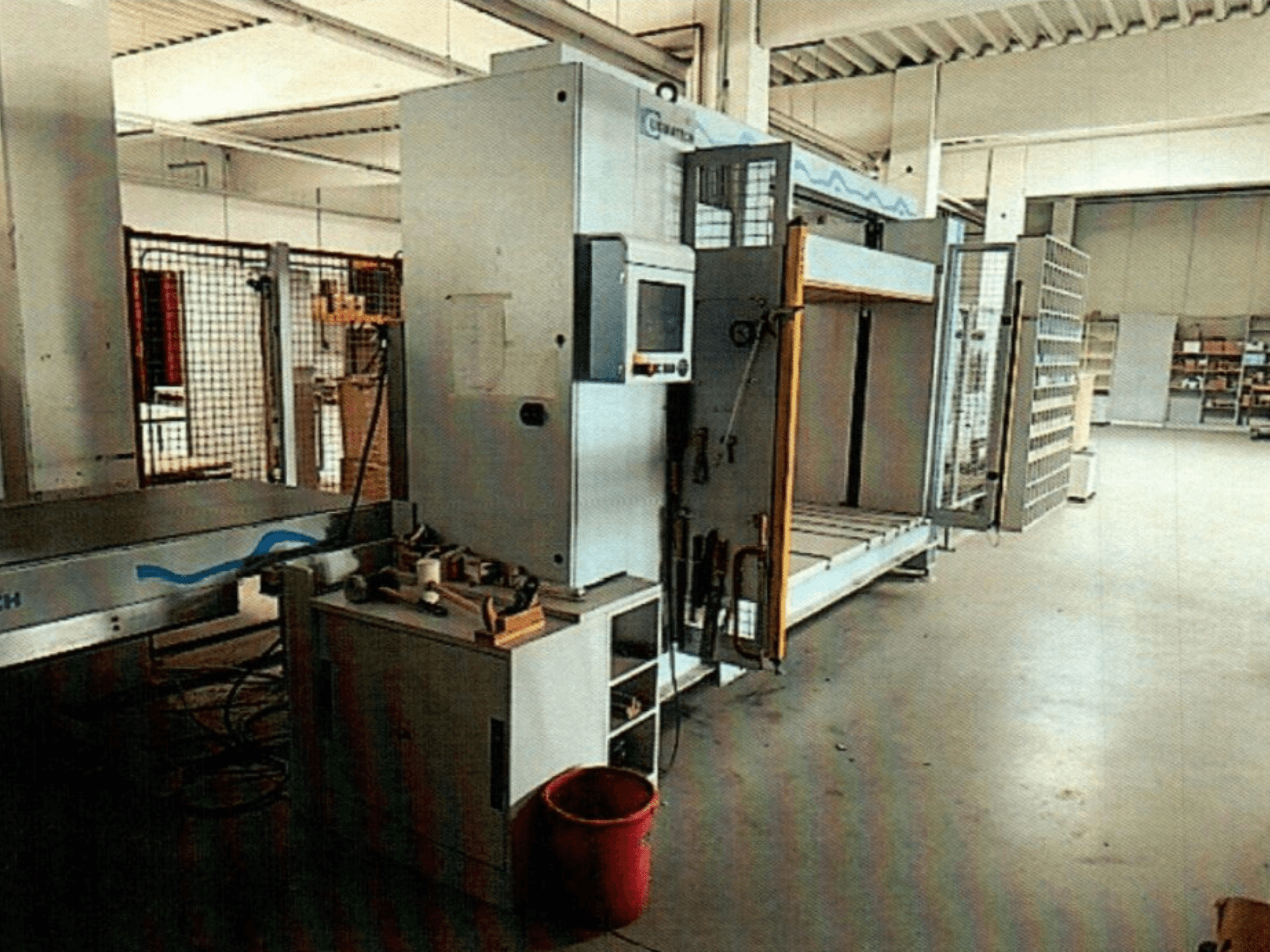 Pressa di laminazione LIGMATECH MPH 510/25/09 in un ambiente di fabbrica, vista frontale con accesso aperto e pannello di controllo visibile.