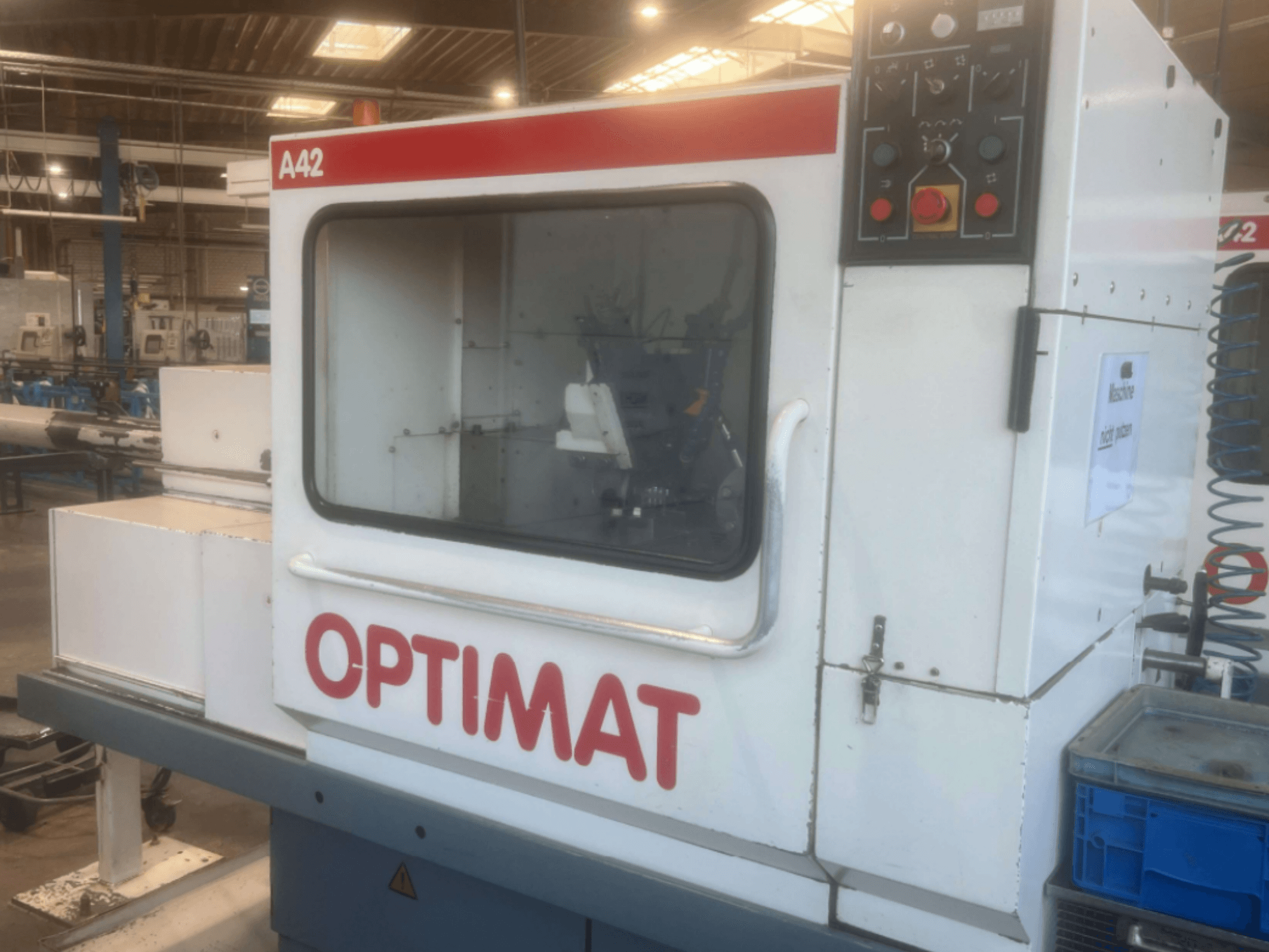Tornio orizzontale KOVOSVIT MAS OPTIMAT A42, vista laterale, con pannello di controllo e ampio display in vetro.