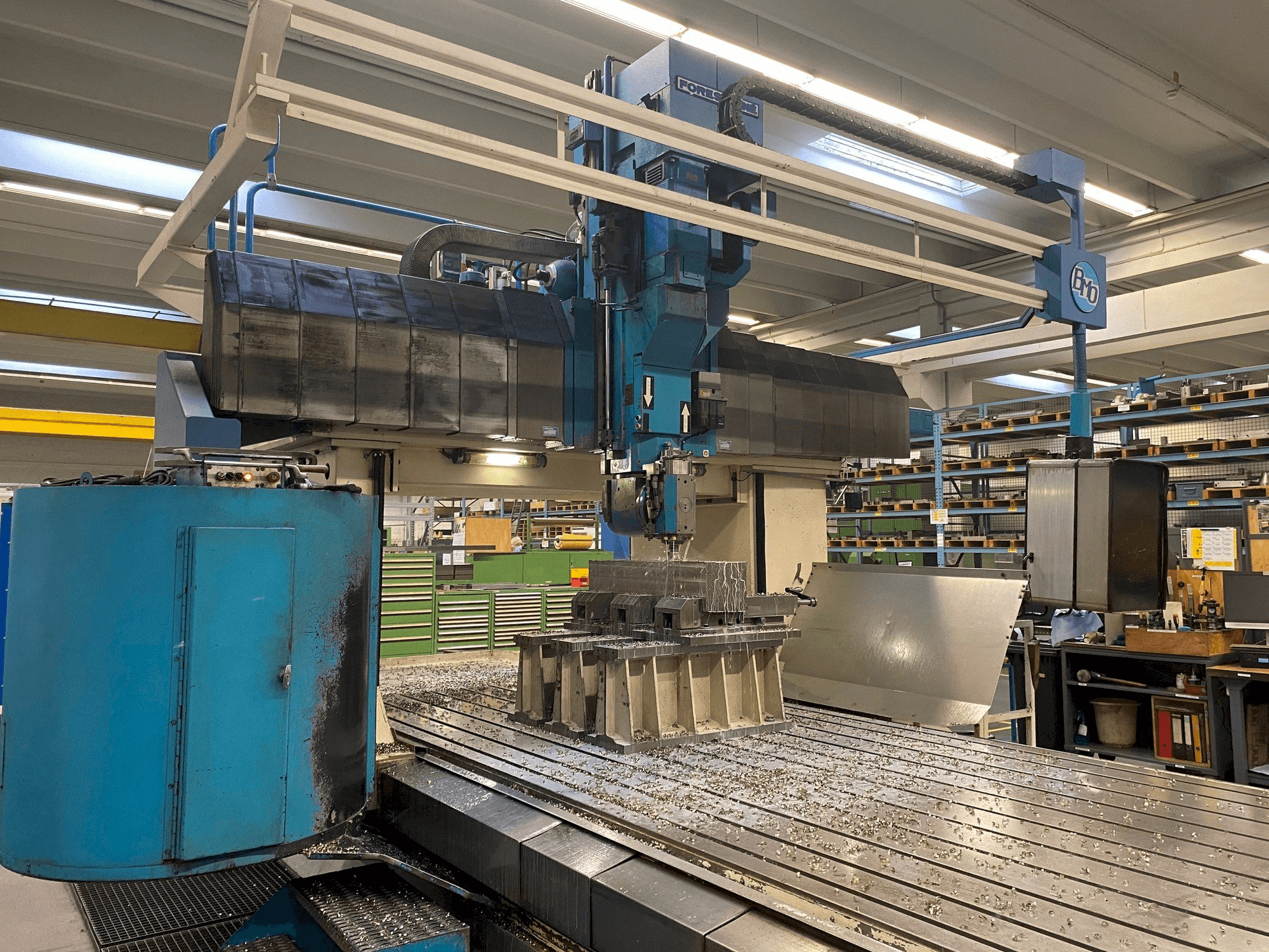 Vista frontale della macchina Forest Line Seramill 240