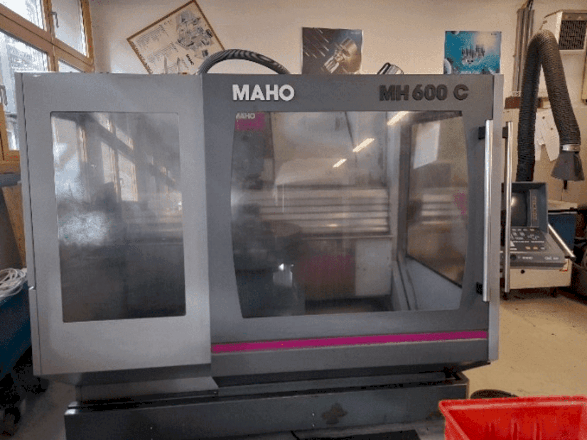 Vista frontale della macchina MAHO MH 600 C