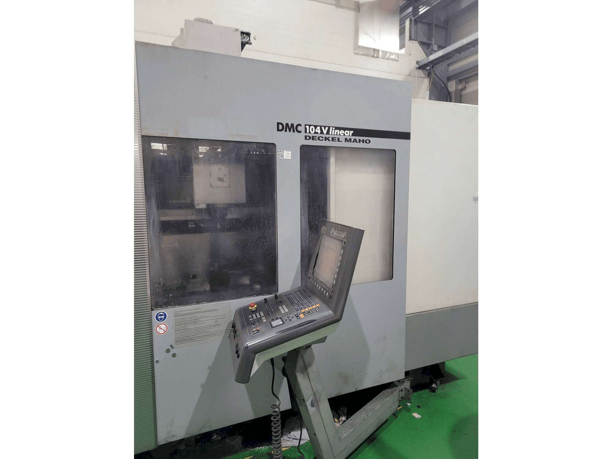 Vista frontale della macchina DECKEL MAHO DMC 104 V